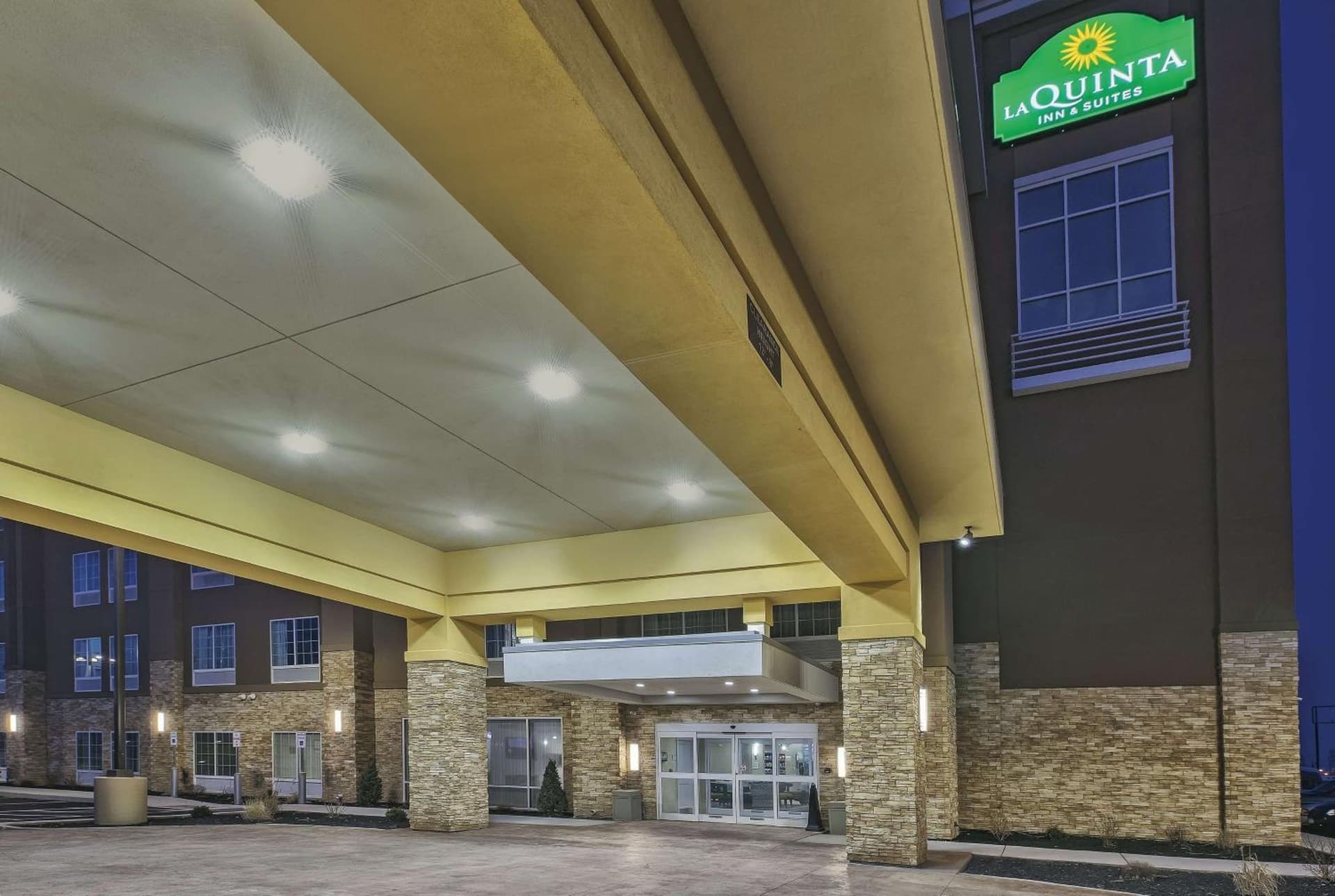La Quinta by Wyndham Niagara Falls interior in Niagara Falls, NY — gallery photo 2
