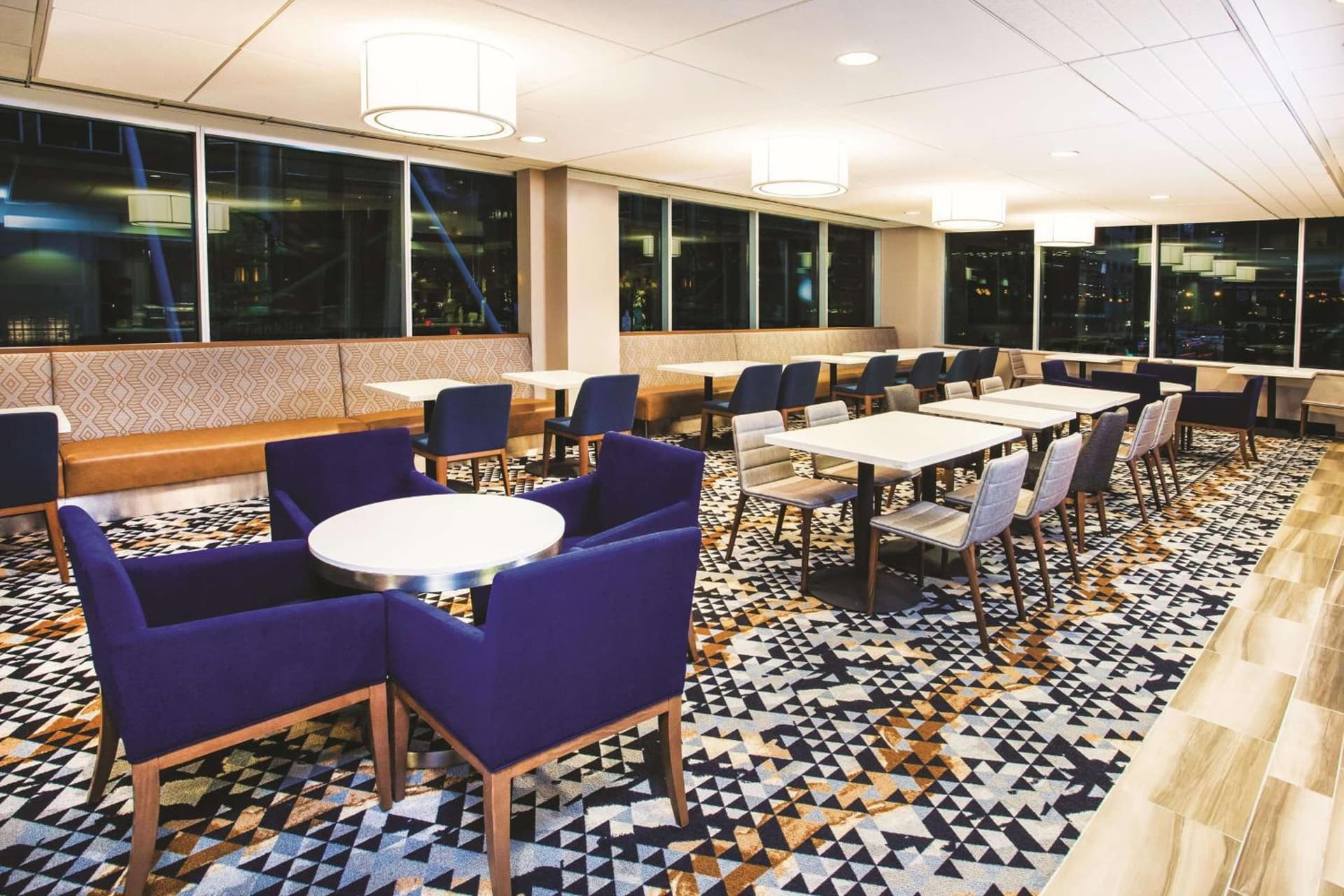 La Quinta Inn & Suites by Wyndham Chicago Downtown interior in Chicago, IL — gallery photo 2