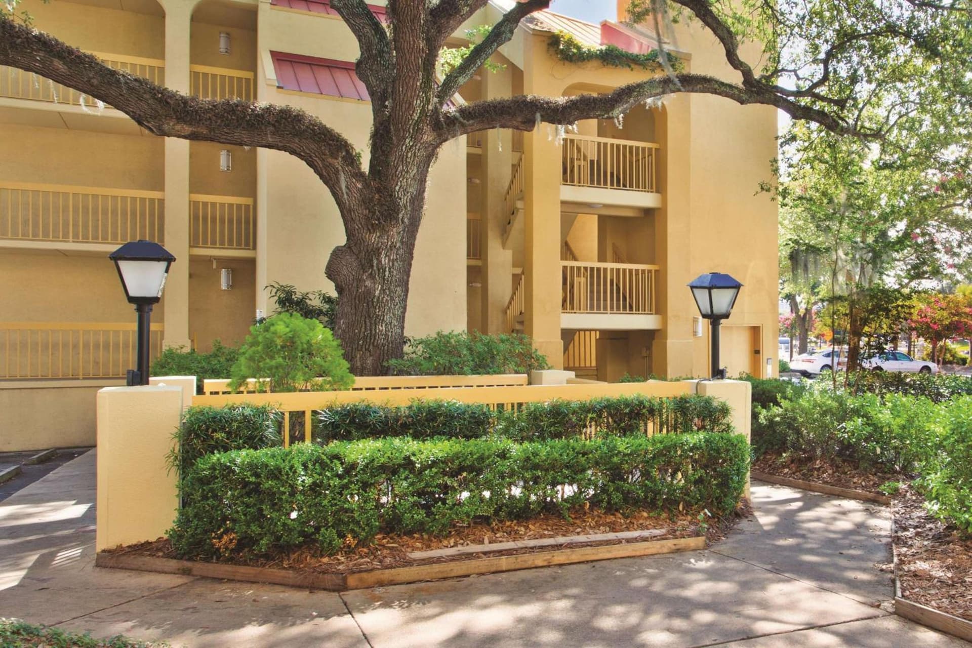 La Quinta Inn & Suites by Wyndham Charleston Riverview interior in Charleston, SC — gallery photo 2