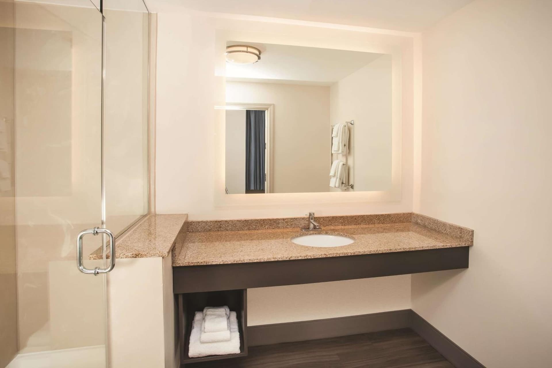 La Quinta Inn & Suites by Wyndham Chicago Downtown gallery photo in Chicago, IL — image 4