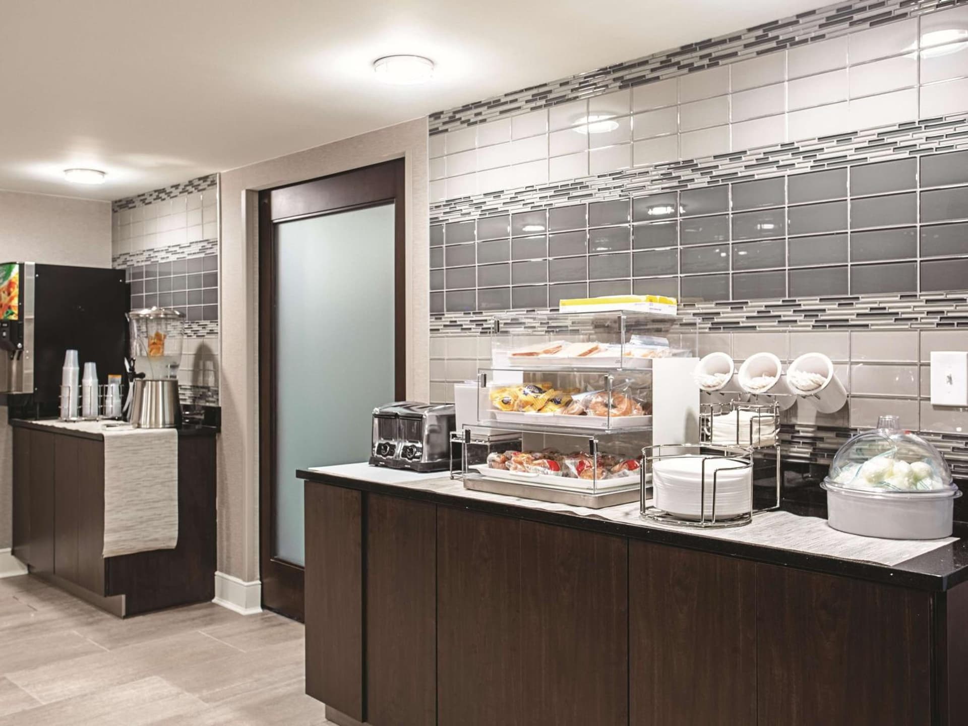 La Quinta by Wyndham Baltimore N / White Marsh gallery photo in Baltimore, MD — image 10