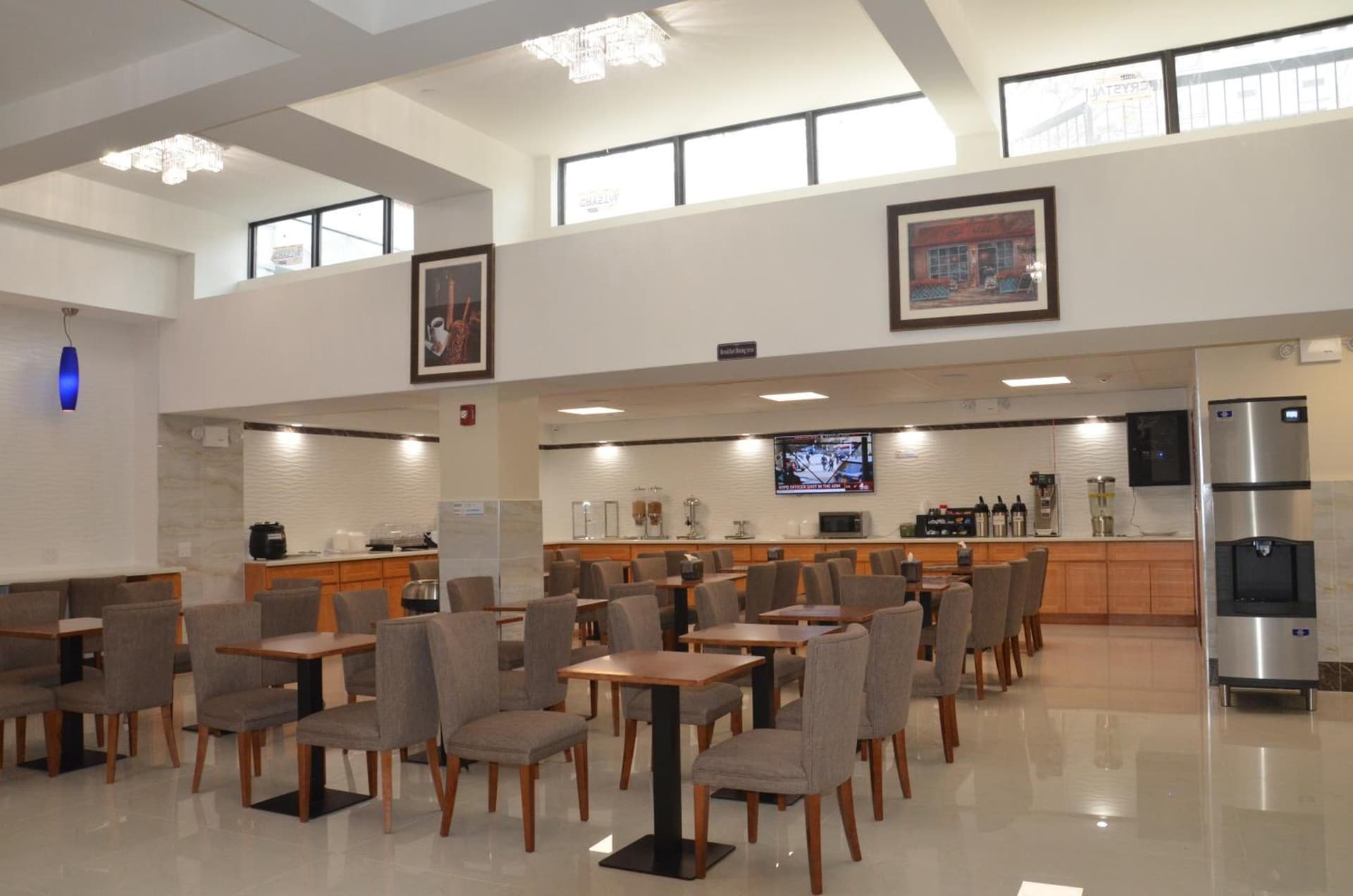 LIC Plaza Hotel interior in Queens, NY — gallery photo 2
