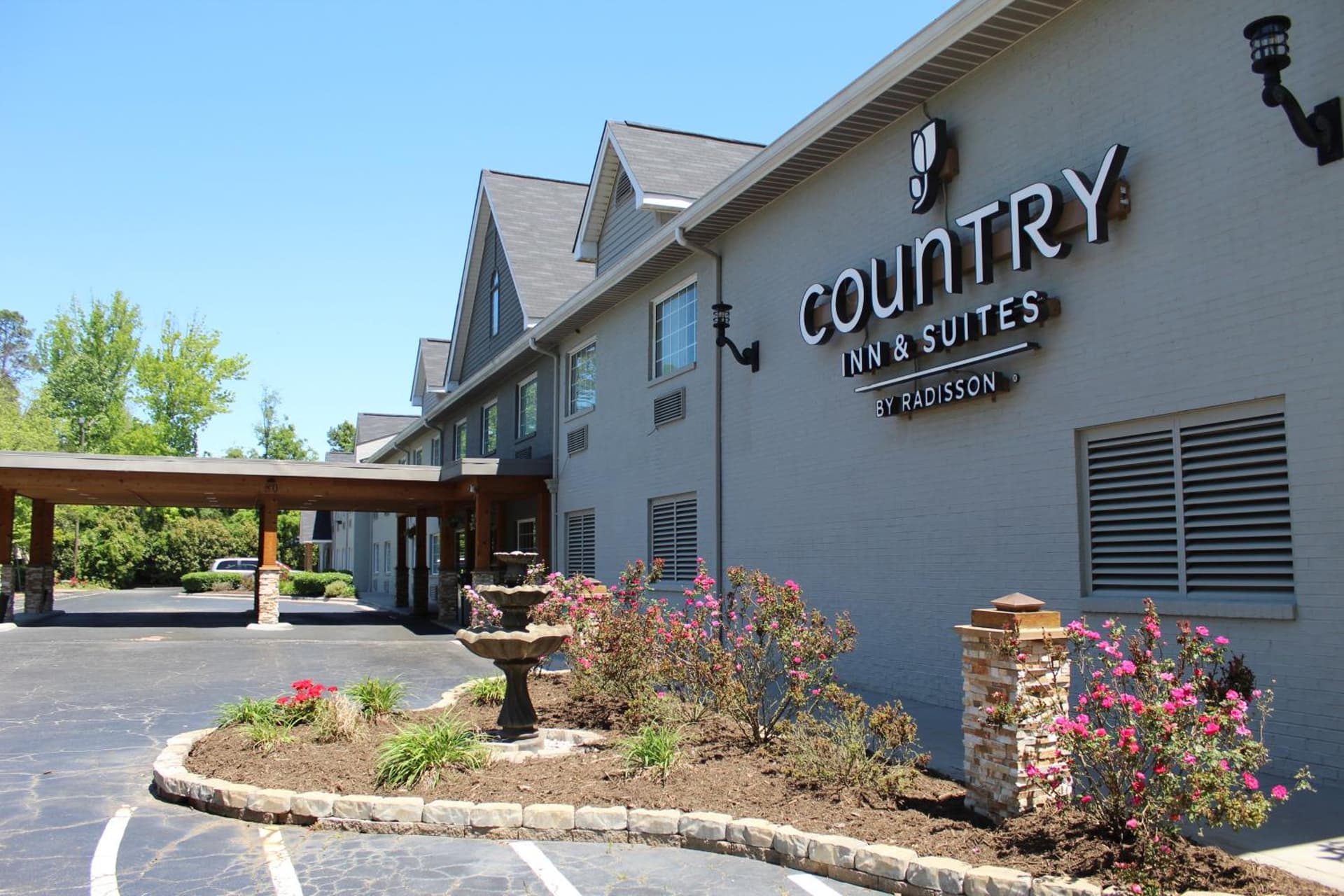 Country Inn & Suites by Radisson, Charlotte I-85 Airport, NC exterior or lobby in Charlotte, NC — main listing photo