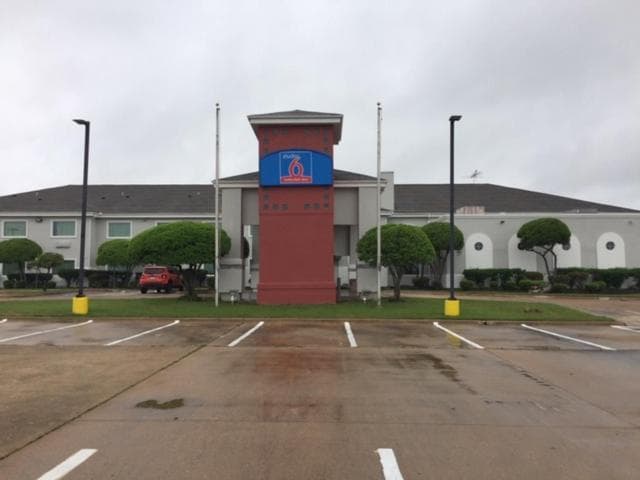 Studio 6 Burleson — hotel in Burleson, Texas
