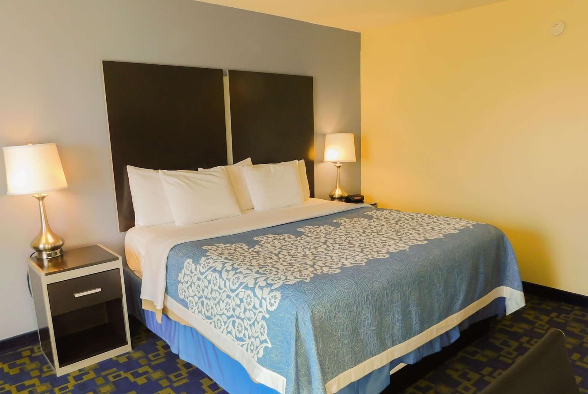 Days Inn & Suites by Wyndham Pocahontas interior in Pocahontas, AR — gallery photo 2