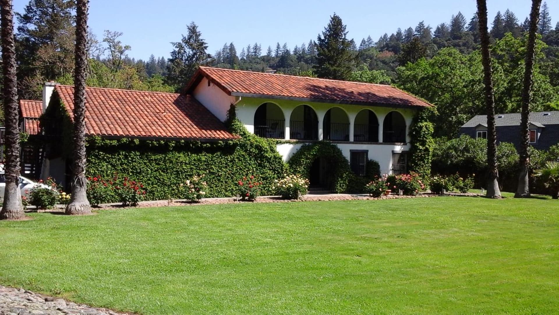 Spanish Villa Inn interior in St. Helena, CA — gallery photo 2