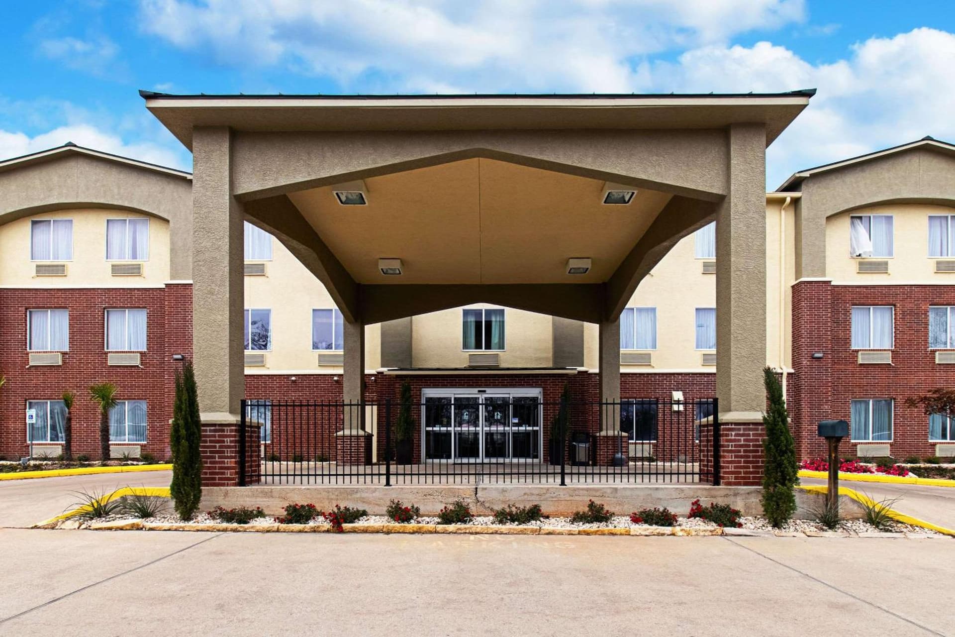 Comfort Inn & Suites Fredericksburg interior in Fredericksburg, TX — gallery photo 2