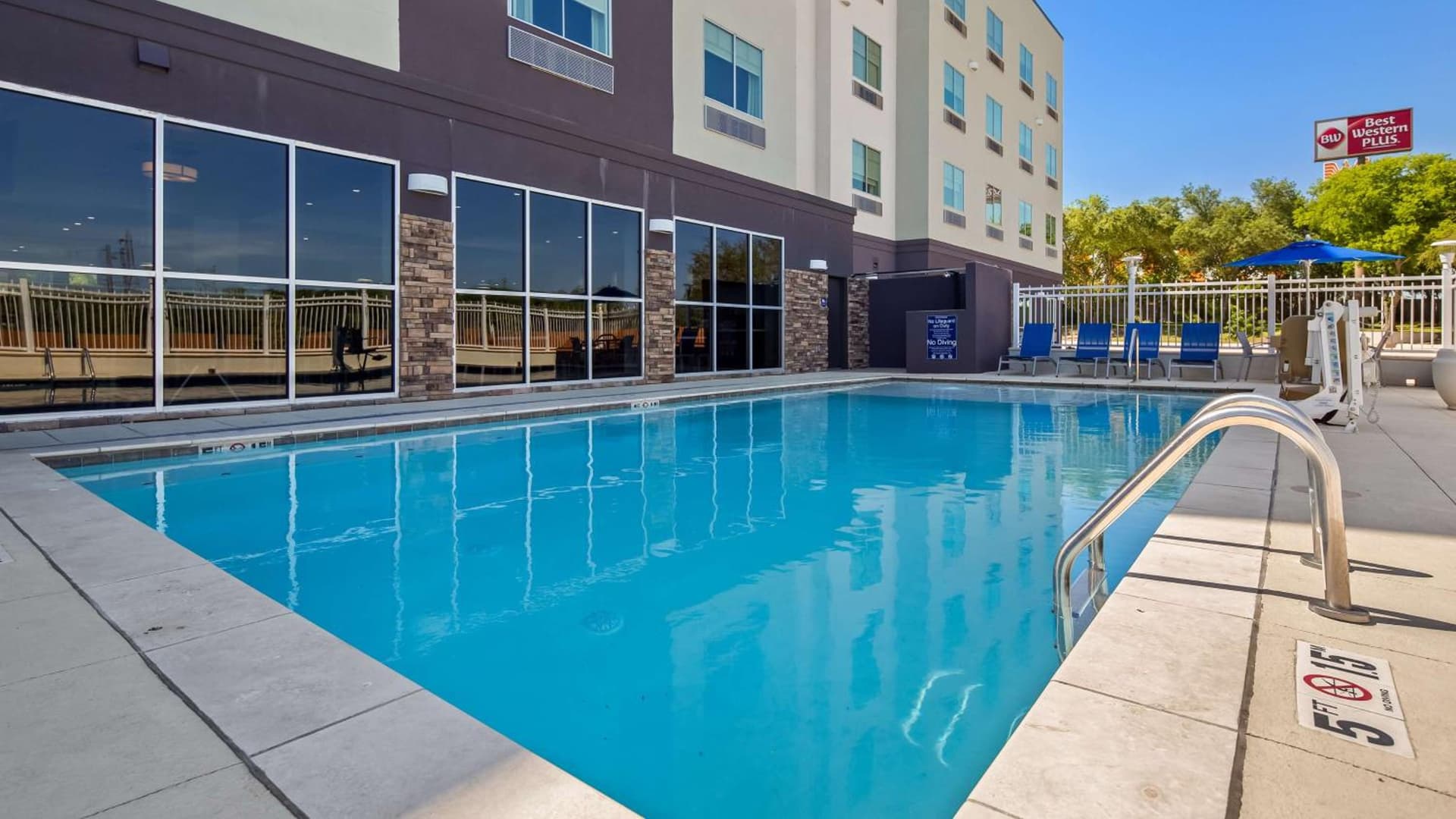 Best Western Plus Roland Inn & Suites interior in San Antonio, TX — gallery photo 2