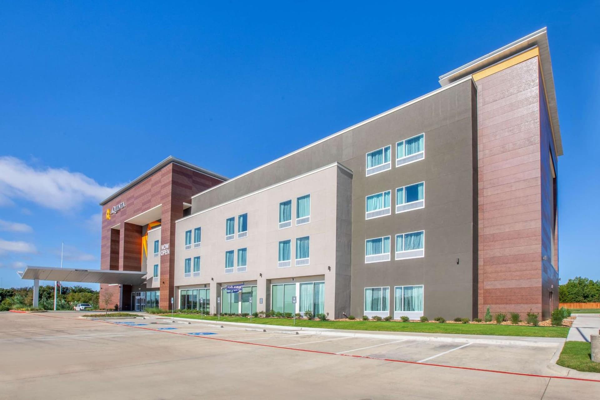 La Quinta by Wyndham Dallas Duncanville interior in Duncanville, TX — gallery photo 2