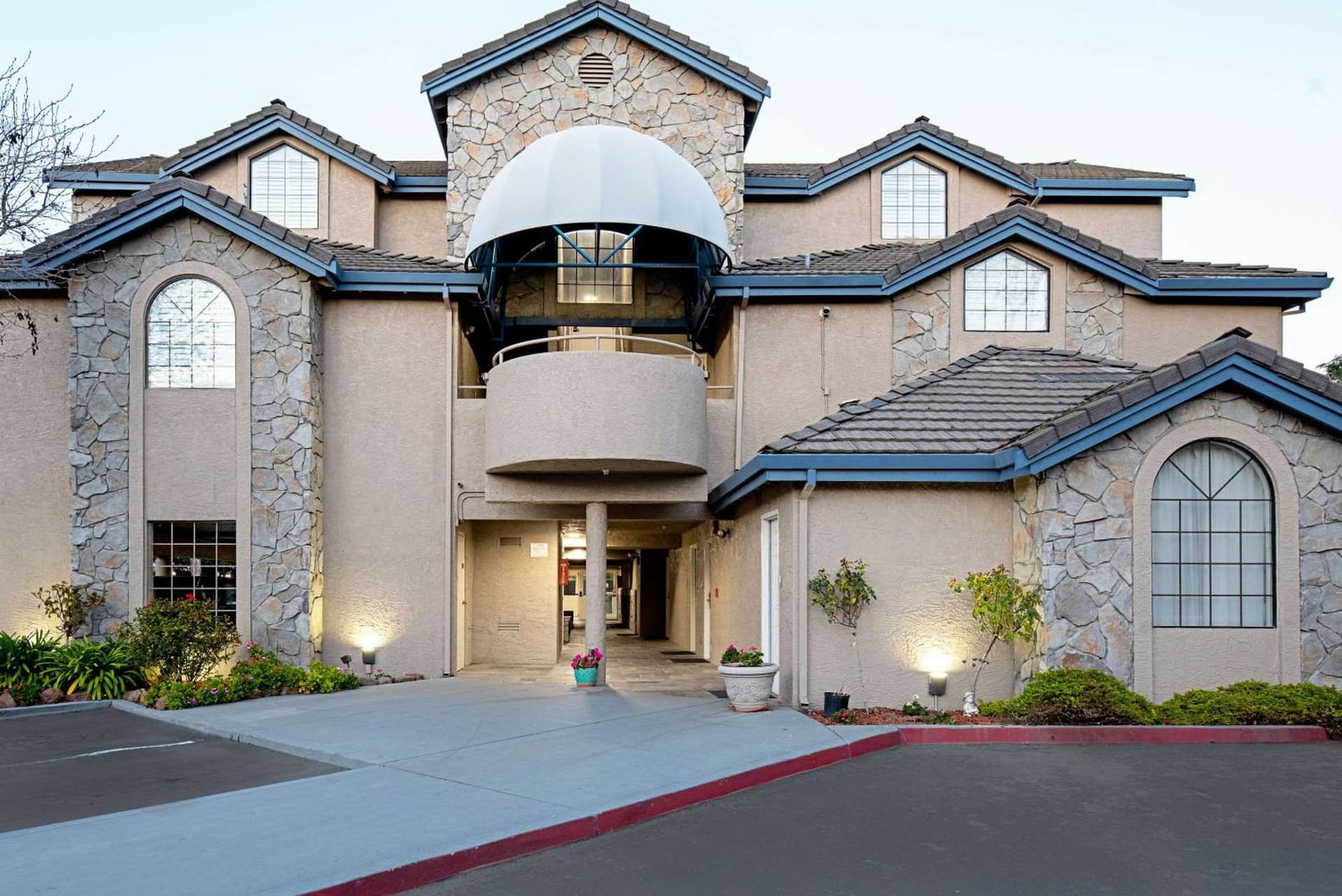 Clarion Inn Silicon Valley property views in San Jose, CA — gallery photo 3