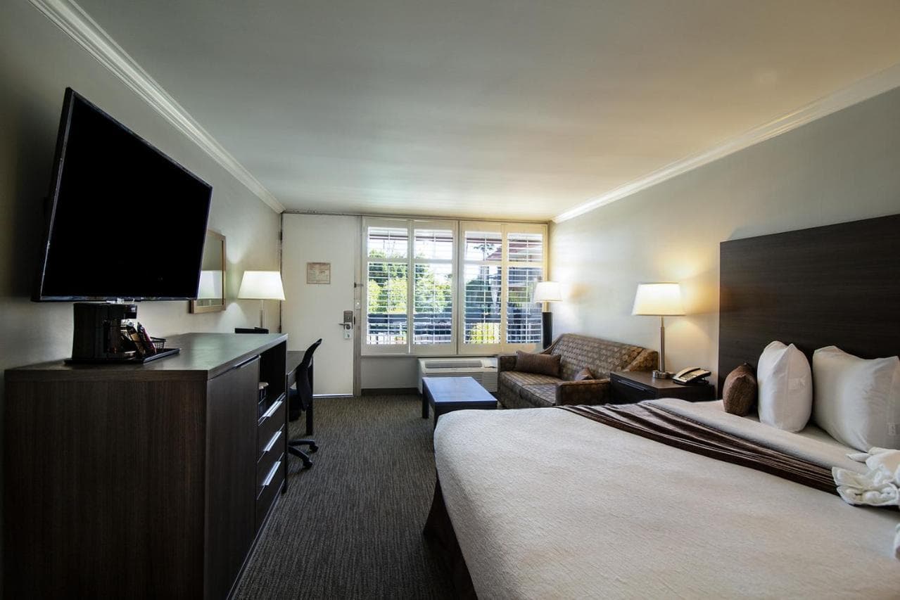 Palm Garden Hotel property views in Thousand Oaks, CA — gallery photo 3