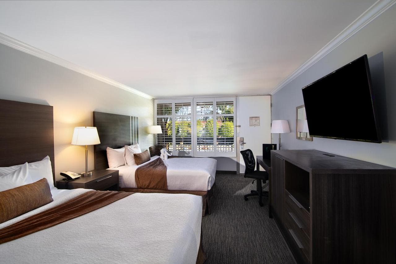 Palm Garden Hotel property views in Thousand Oaks, CA — gallery photo 3