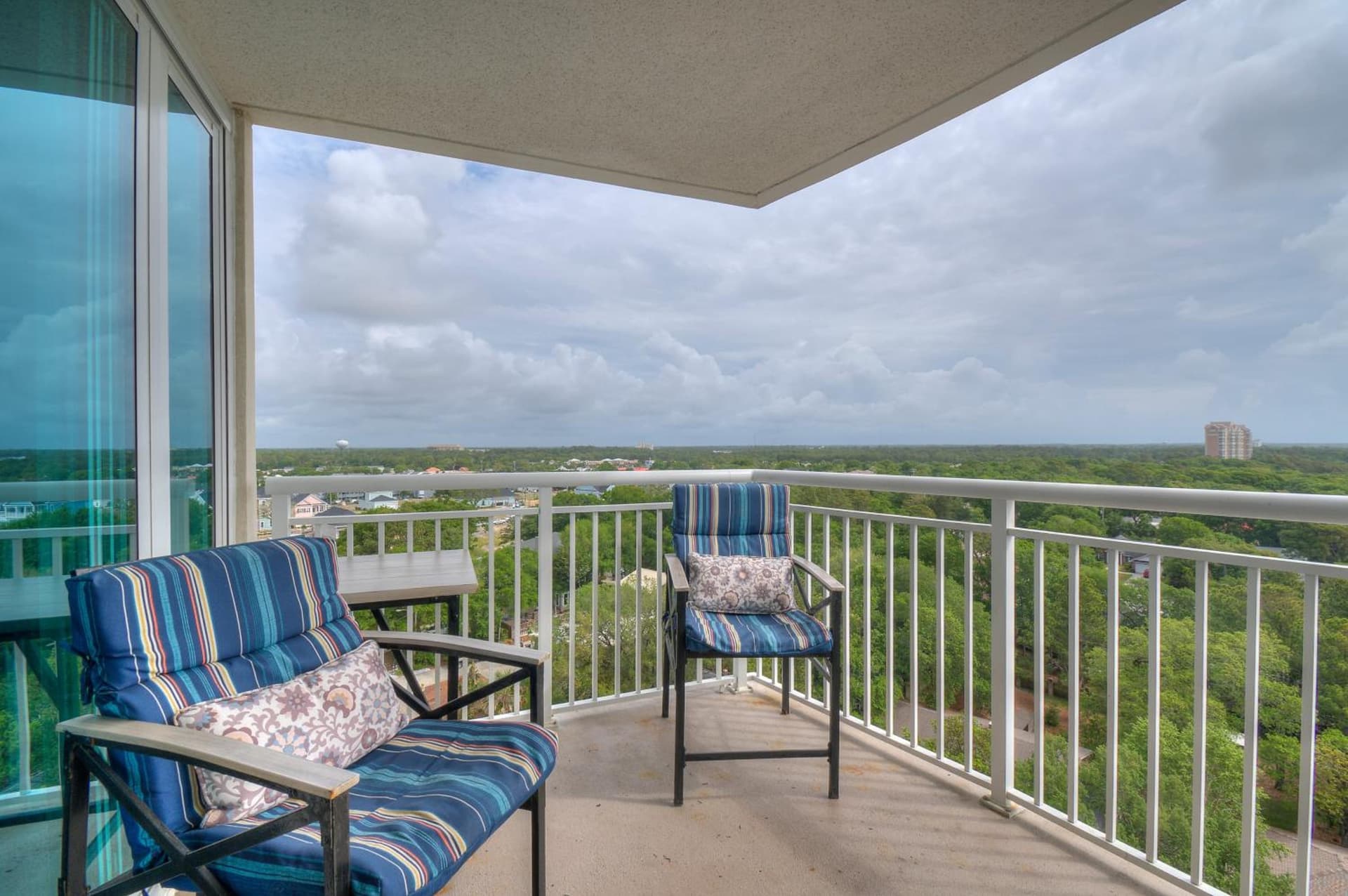 Horizon at 77th Avenue North by Palmetto Vacations interior in Myrtle Beach, SC — gallery photo 2
