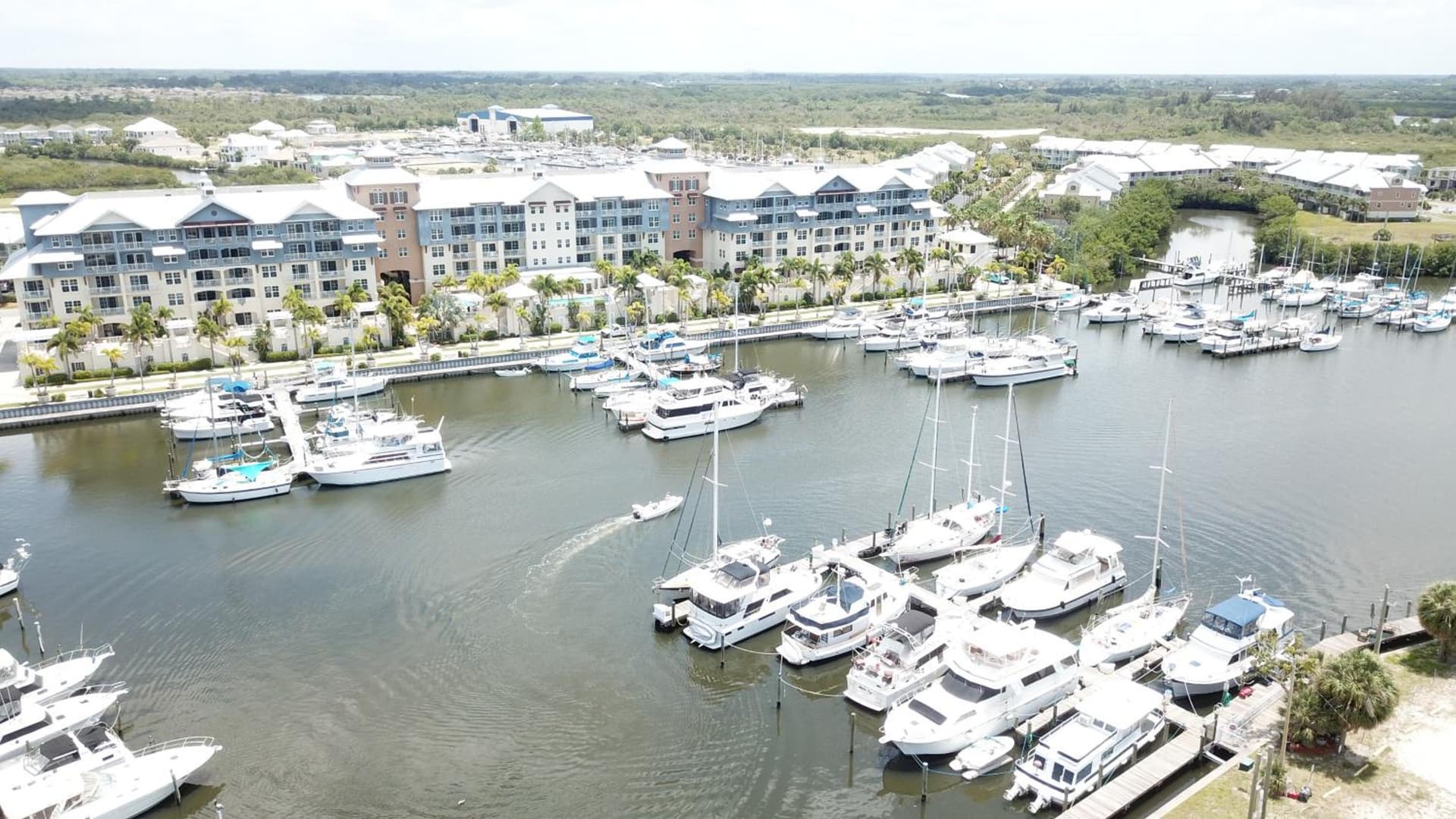 TAMPA BAY, BEACH step away, WIFI, FREE PARKING,POOLS, JACUZZI property views in Ruskin, FL — gallery photo 3