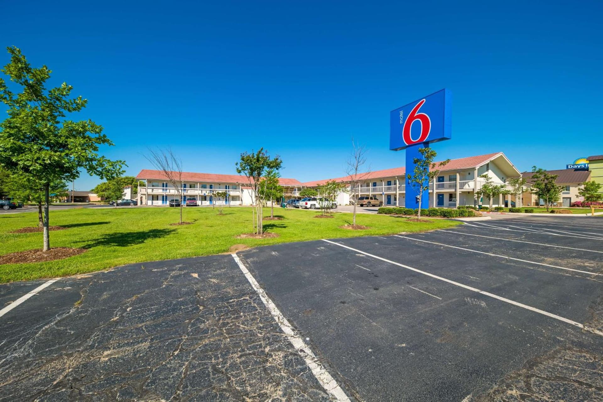 Motel 6-Dallas, TX - Farmers Branch interior in Farmers Branch, TX — gallery photo 2