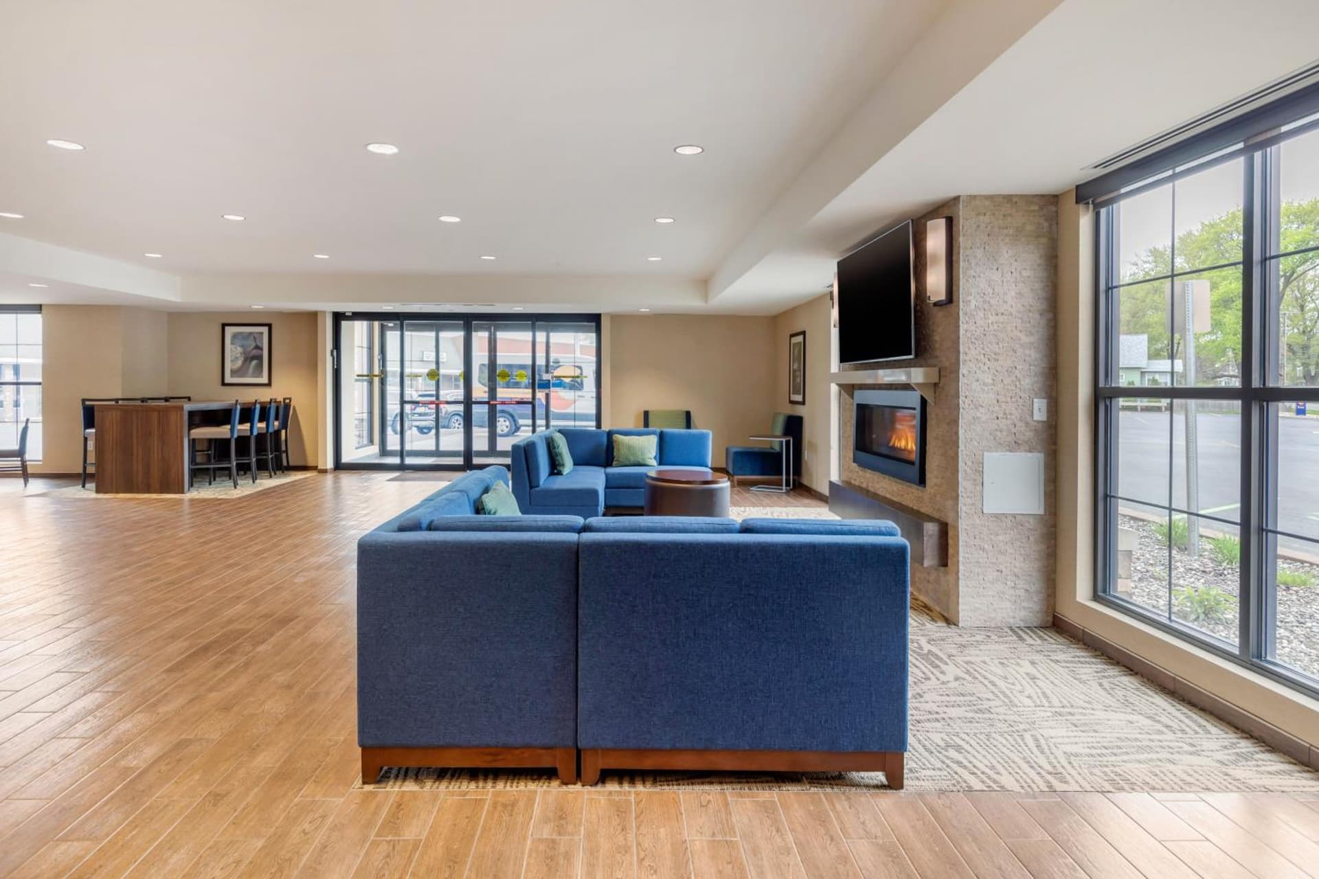 Comfort Inn & Suites Schenectady - Scotia interior in Schenectady, NY — gallery photo 2