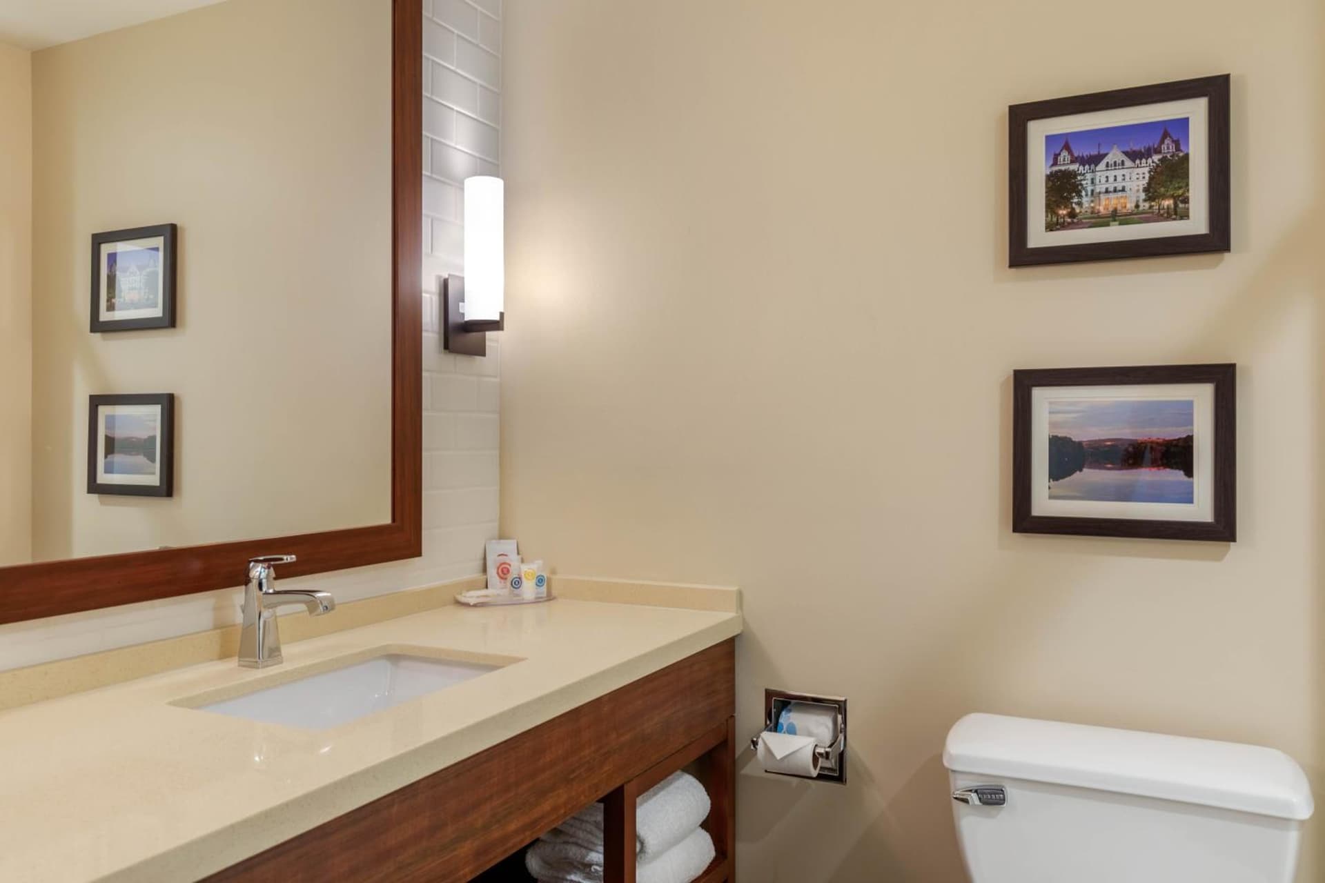 Comfort Inn & Suites Schenectady - Scotia gallery photo in Schenectady, NY — image 37