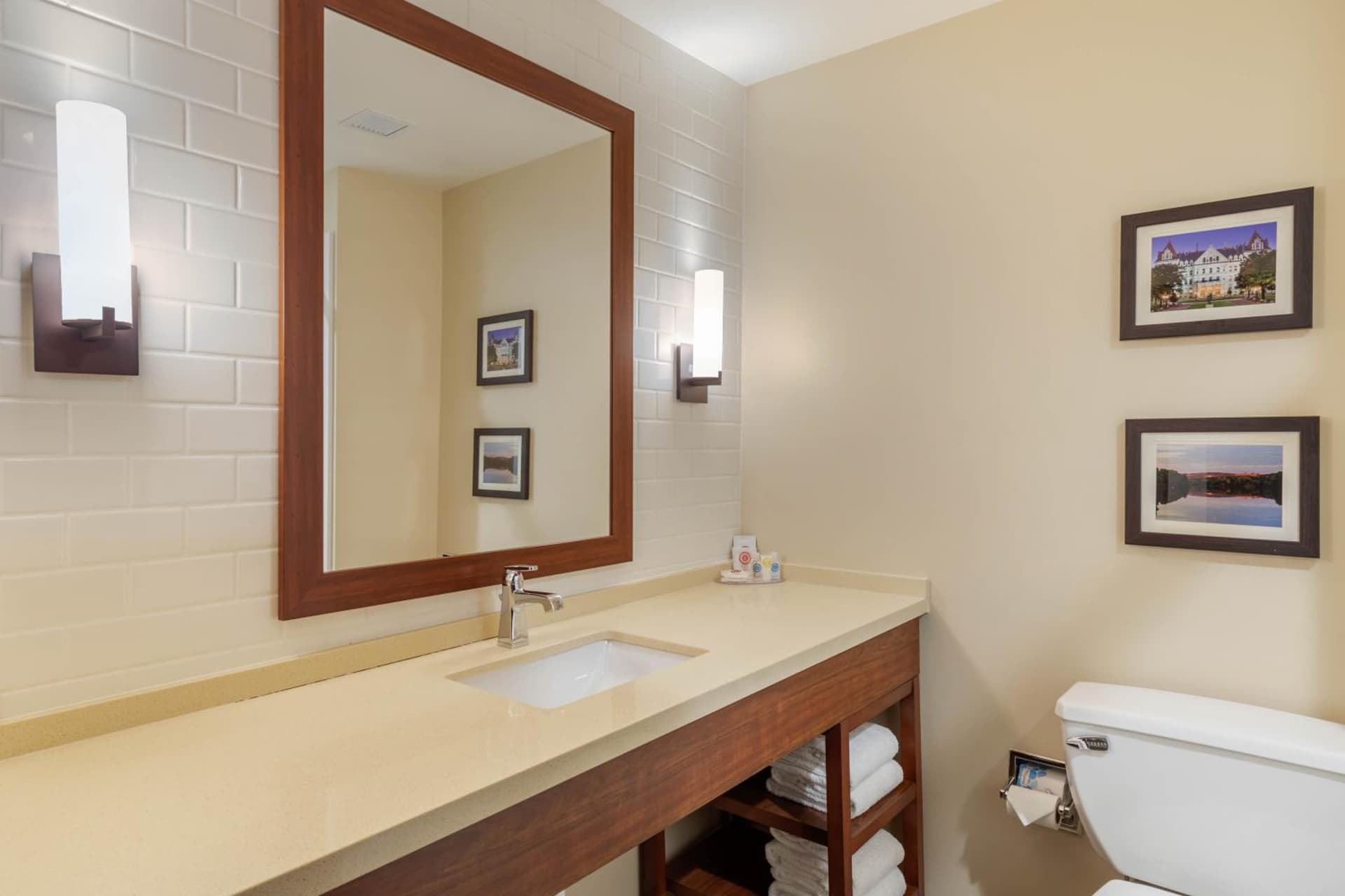Comfort Inn & Suites Schenectady - Scotia gallery photo in Schenectady, NY — image 29