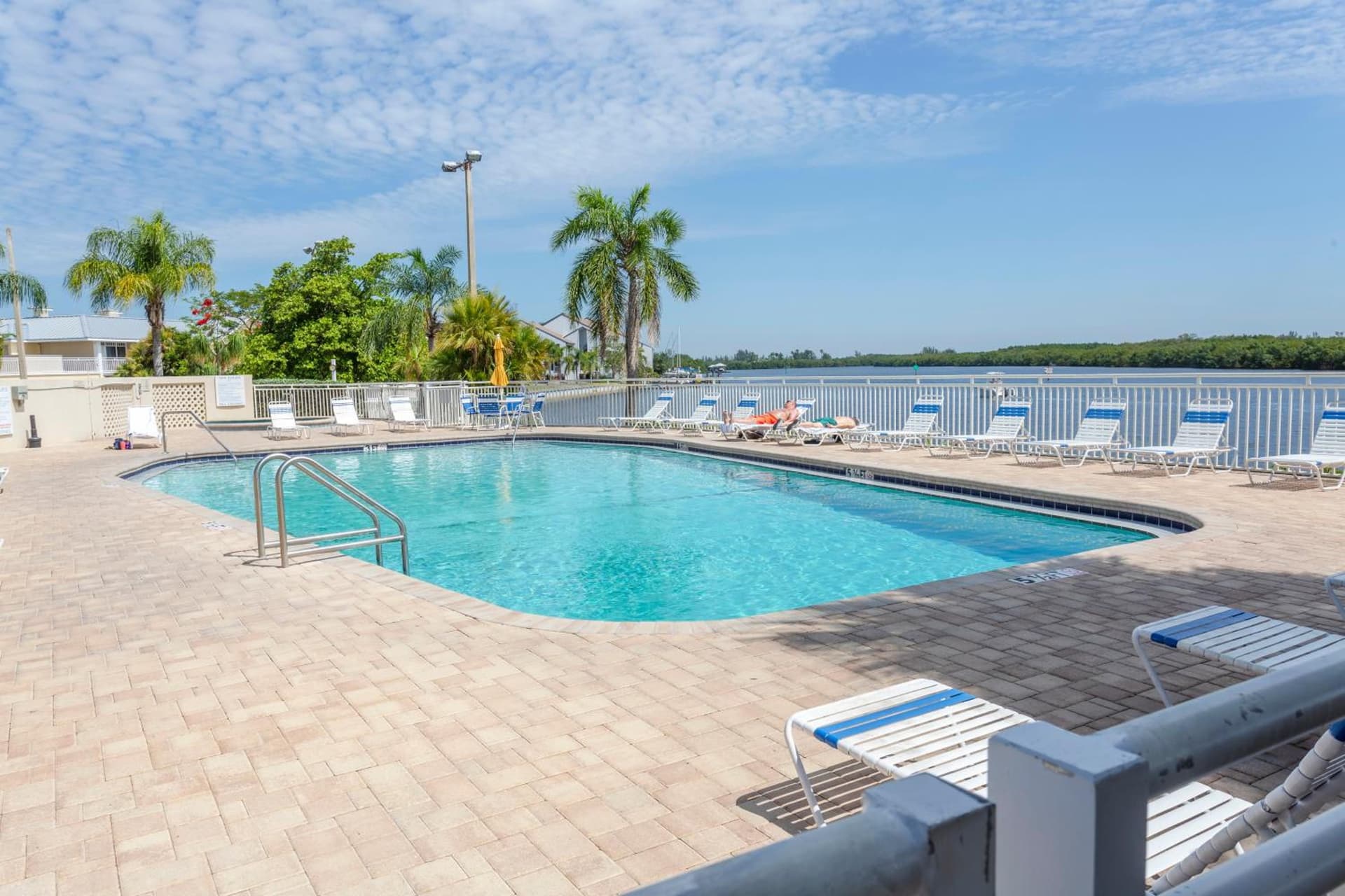 TAMPA BAY, BEACH step away, WIFI, FREE PARKING,POOLS, JACUZZI gallery photo in Ruskin, FL — image 77