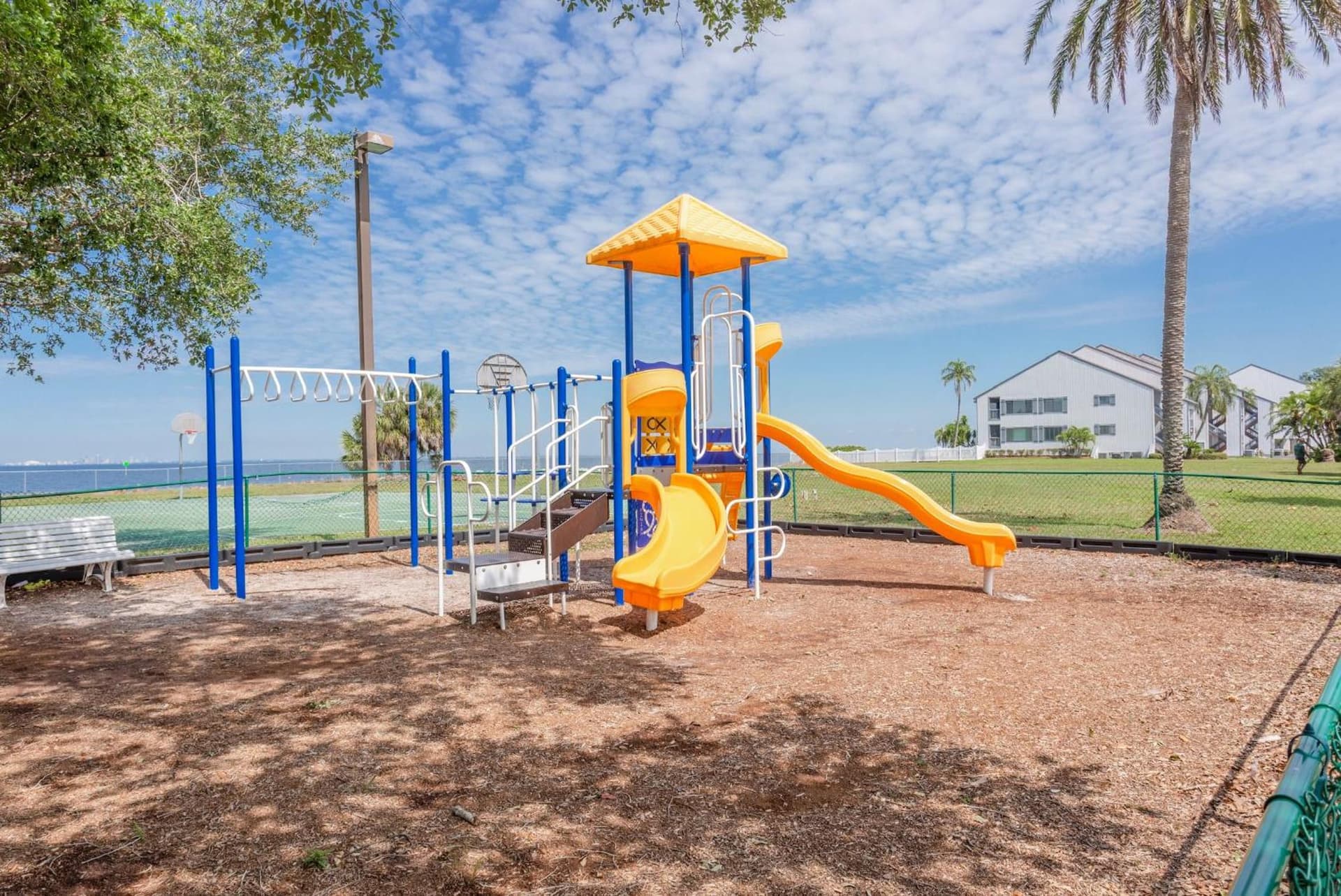 TAMPA BAY, BEACH step away, WIFI, FREE PARKING,POOLS, JACUZZI gallery photo in Ruskin, FL — image 9
