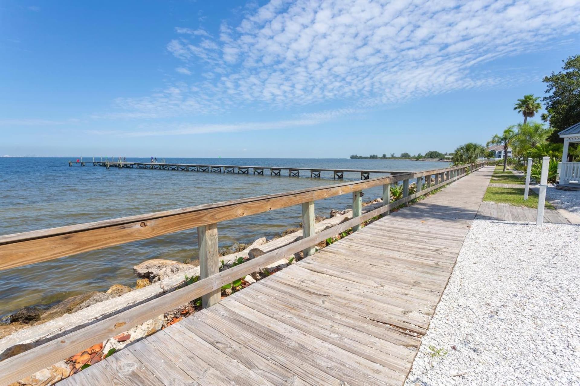 TAMPA BAY, BEACH step away, WIFI, FREE PARKING,POOLS, JACUZZI gallery photo in Ruskin, FL — image 79