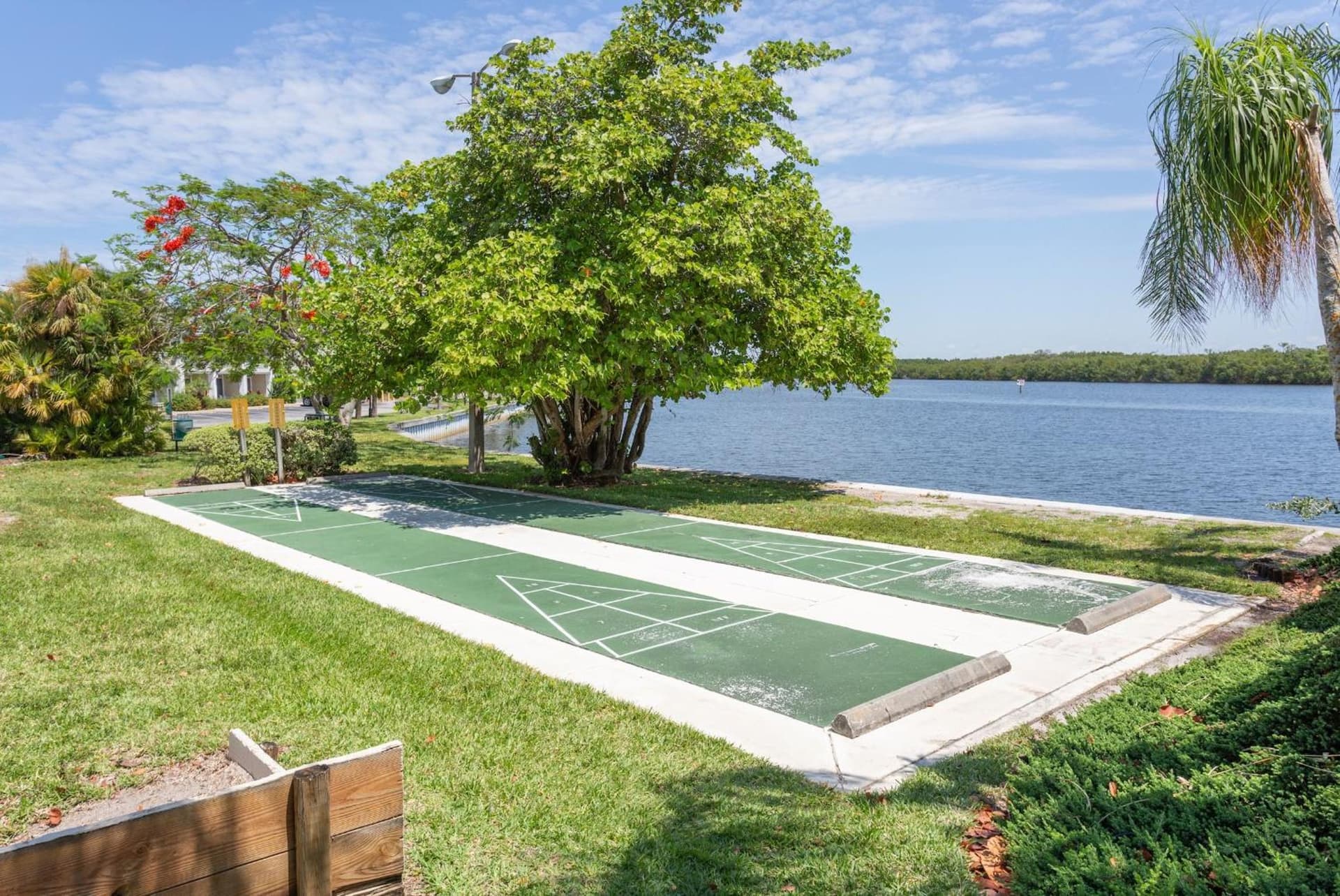 TAMPA BAY, BEACH step away, WIFI, FREE PARKING,POOLS, JACUZZI gallery photo in Ruskin, FL — image 50