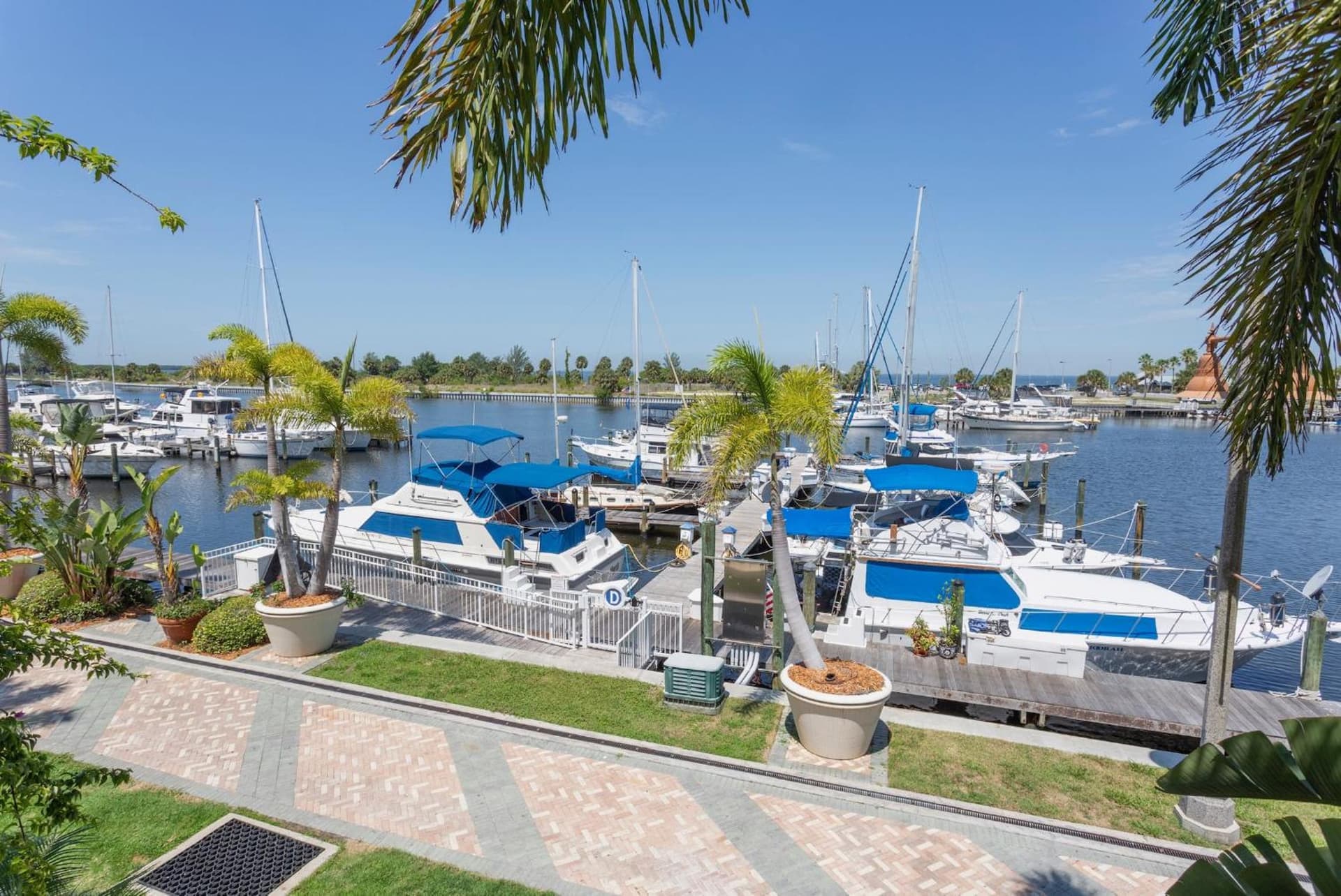 TAMPA BAY, BEACH step away, WIFI, FREE PARKING,POOLS, JACUZZI gallery photo in Ruskin, FL — image 15
