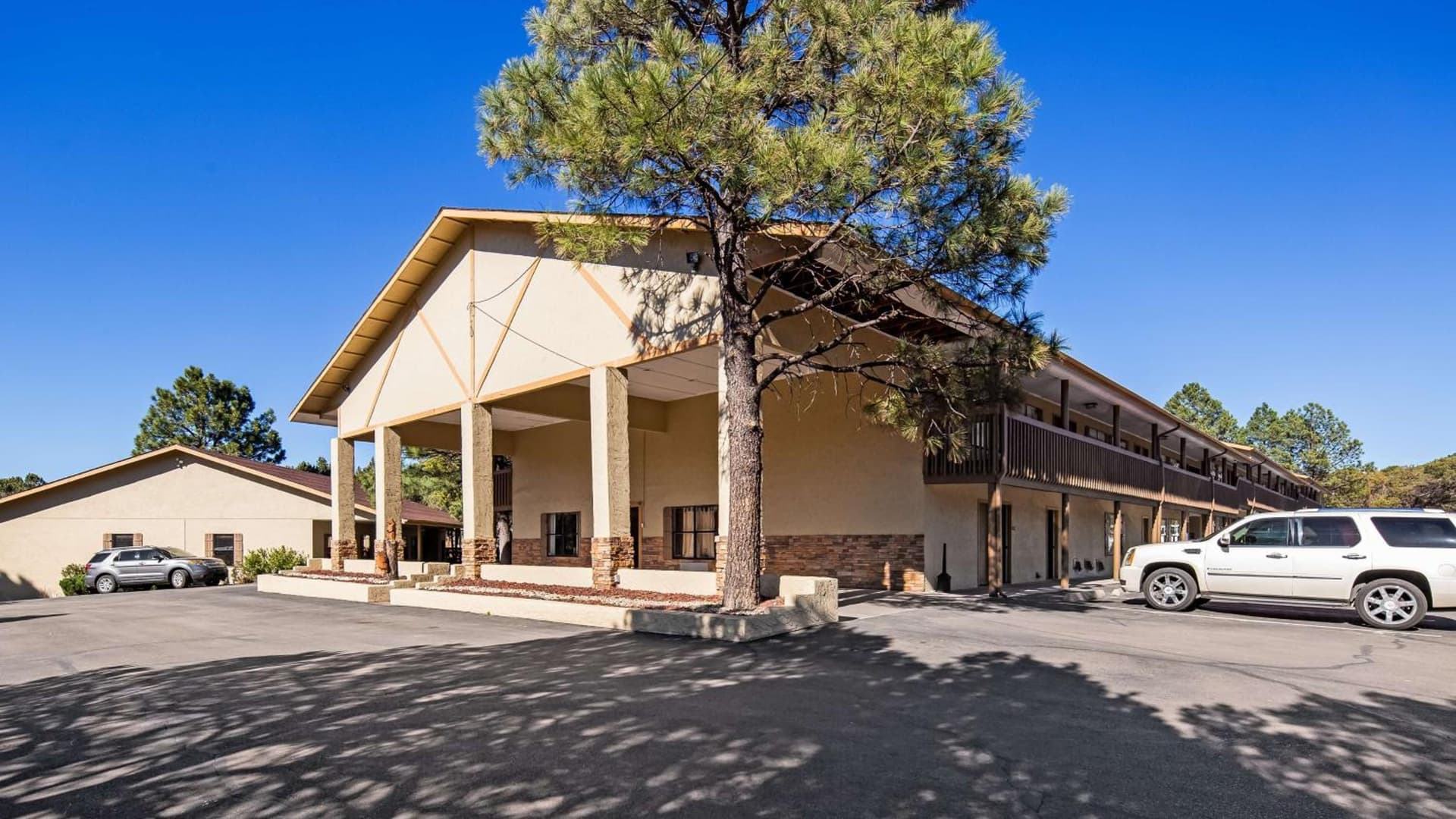 Best Western Pine Springs Inn interior in Ruidoso Downs, NM — gallery photo 2