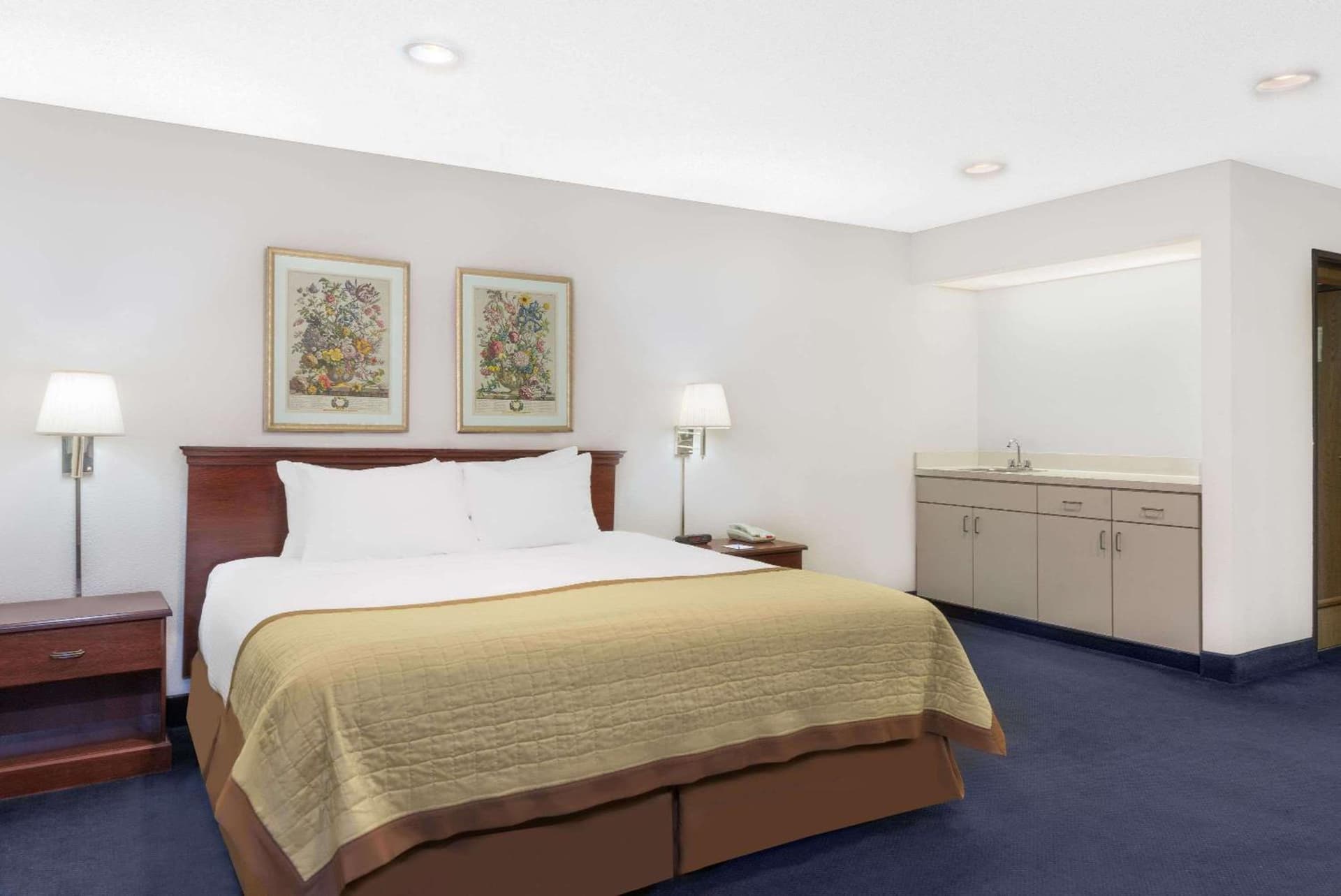Baymont by Wyndham Zanesville interior in Zanesville, OH — gallery photo 2
