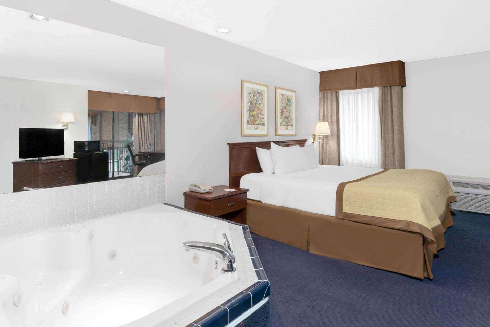 Baymont by Wyndham Zanesville interior in Zanesville, OH — gallery photo 2