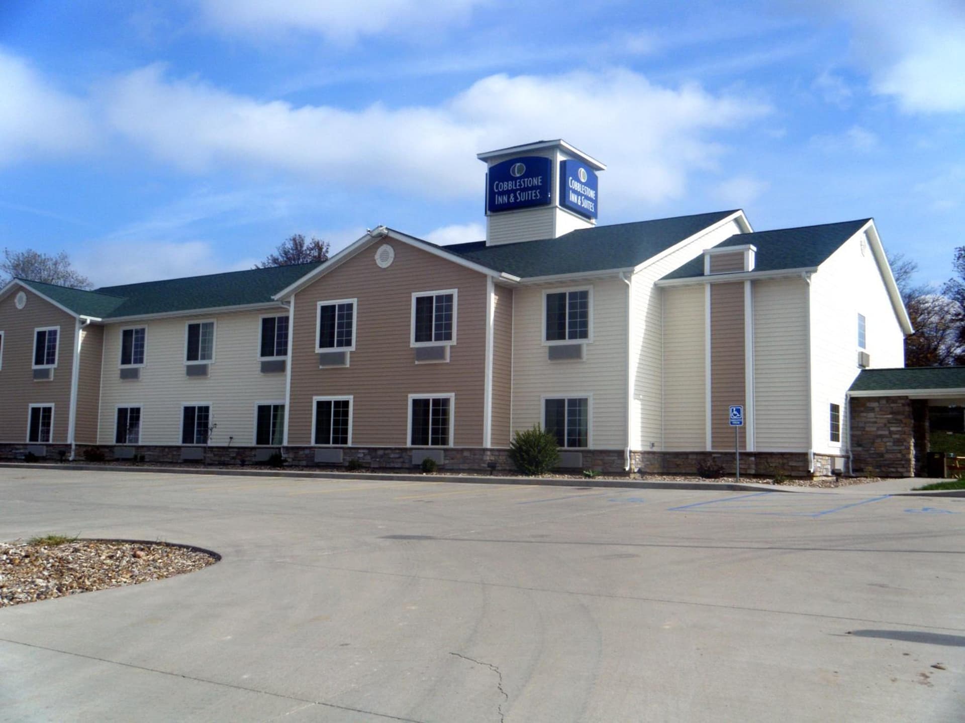 Cobblestone Inn & Suites - Bloomfield featured exterior or lobby in Bloomfield, IA — similar hotel