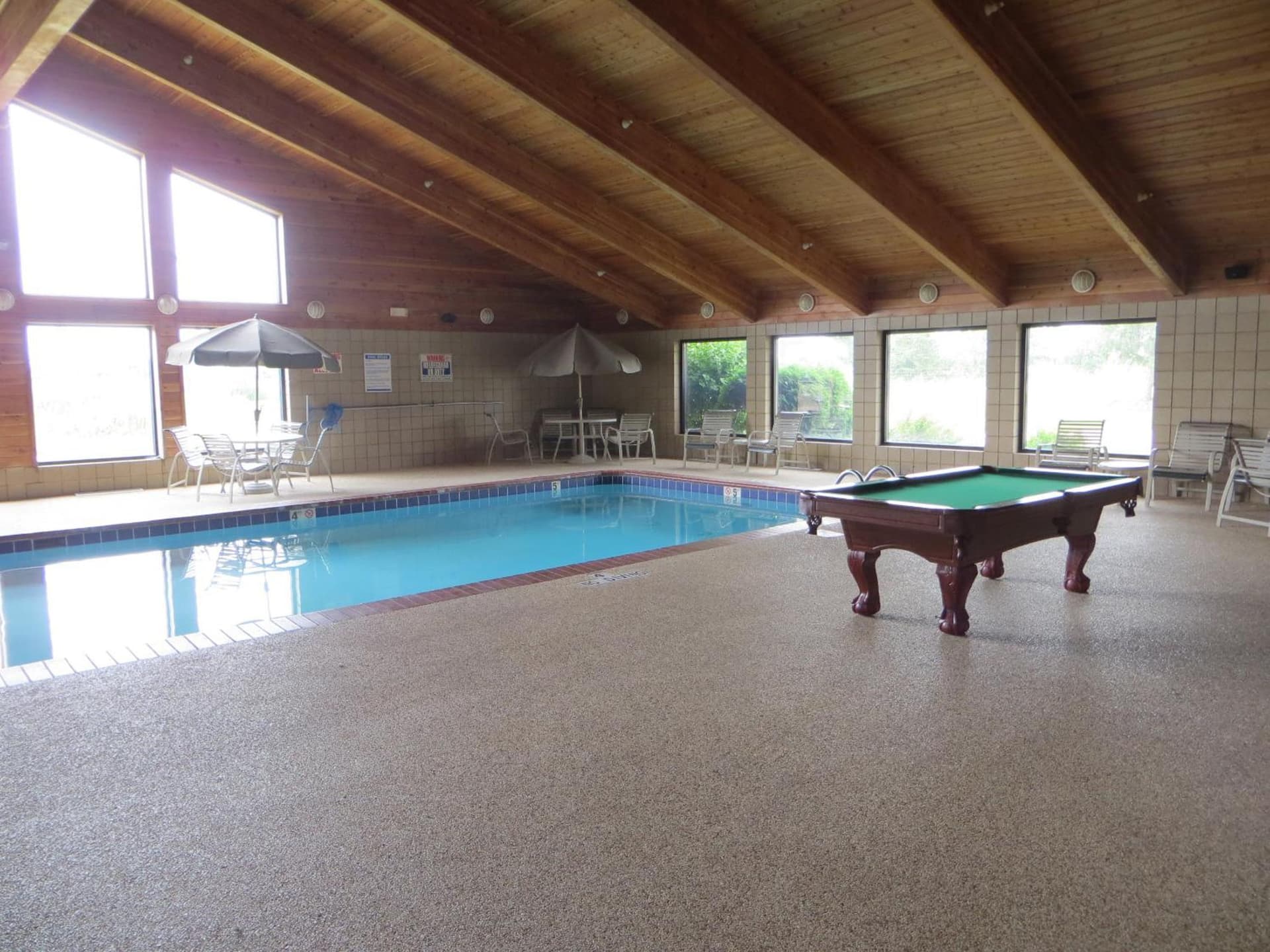Super 8 by Wyndham Davenport gallery photo in Davenport, IA — image 15