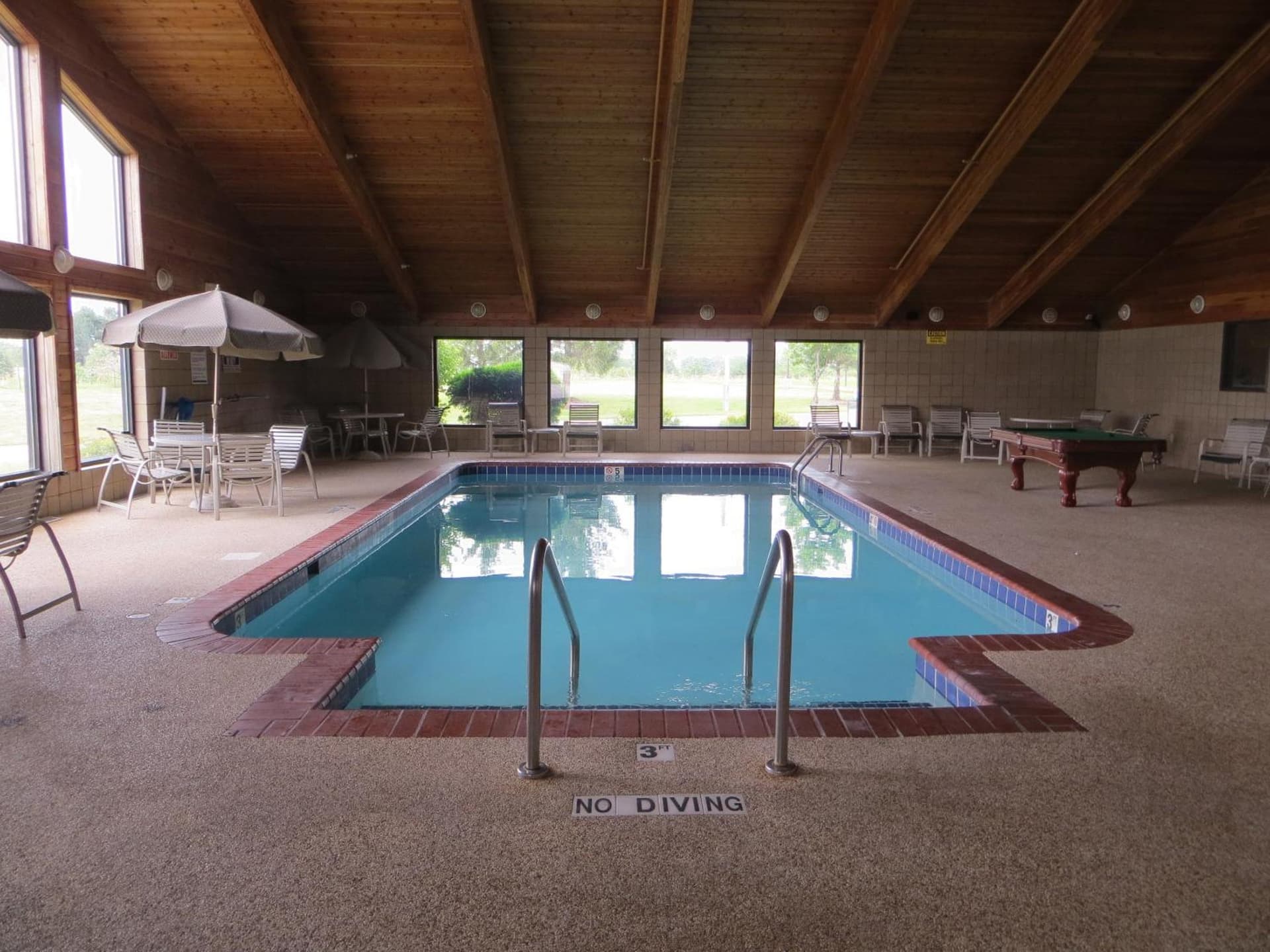 Super 8 by Wyndham Davenport gallery photo in Davenport, IA — image 31