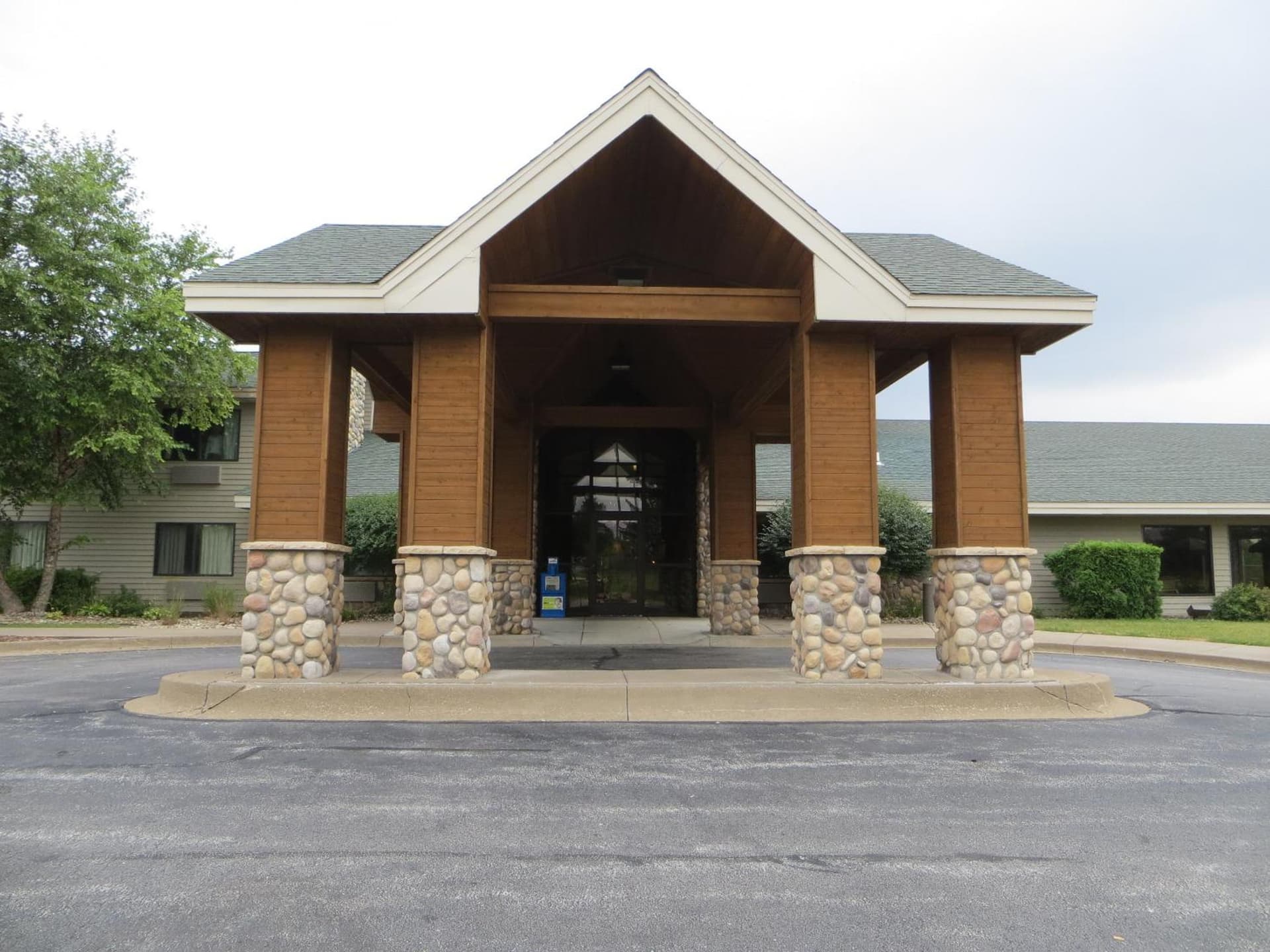 Super 8 by Wyndham Davenport interior in Davenport, IA — gallery photo 2