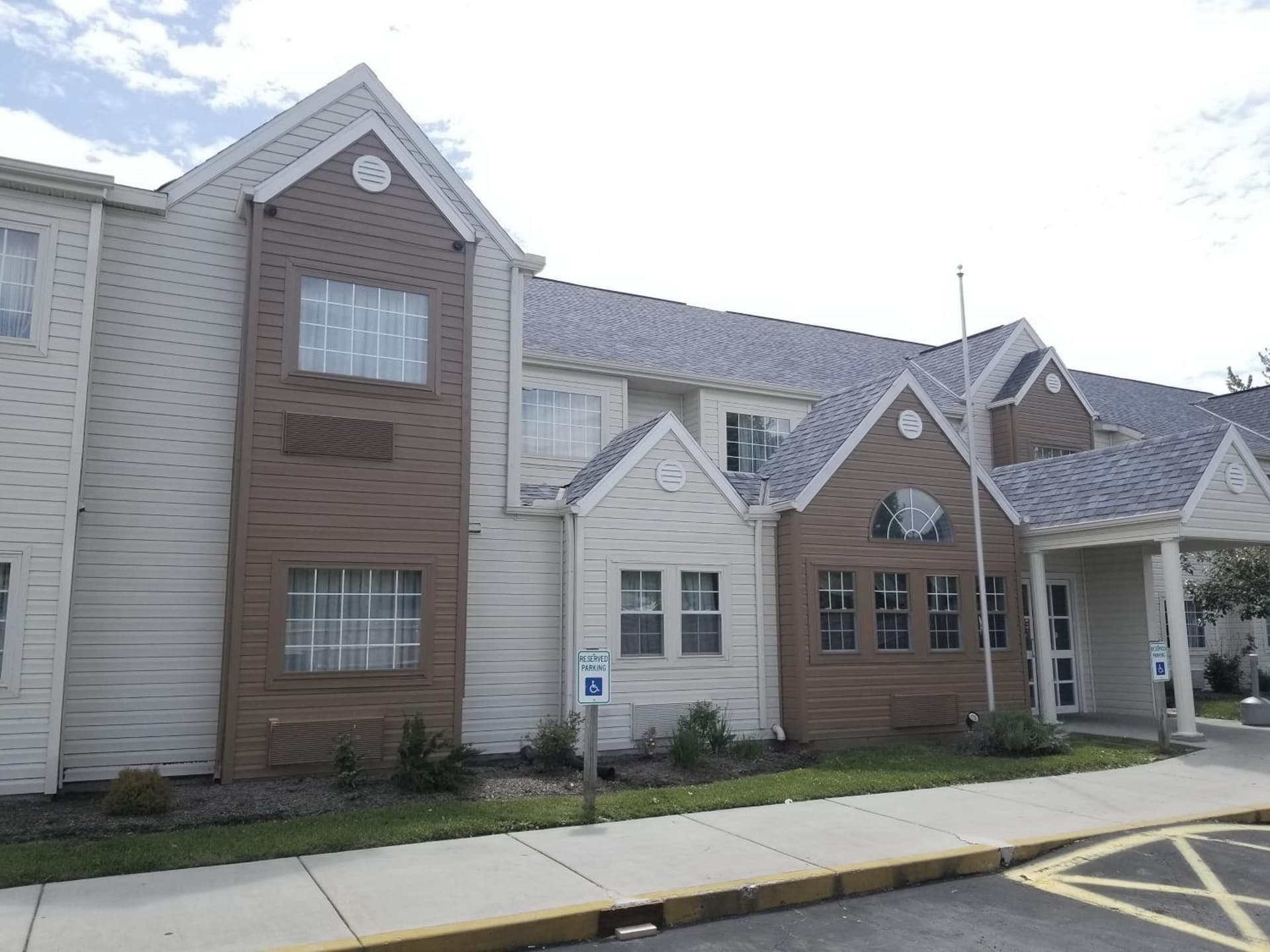 Microtel Inn & Suites by Wyndham Riverside gallery photo in Dayton, OH — image 10