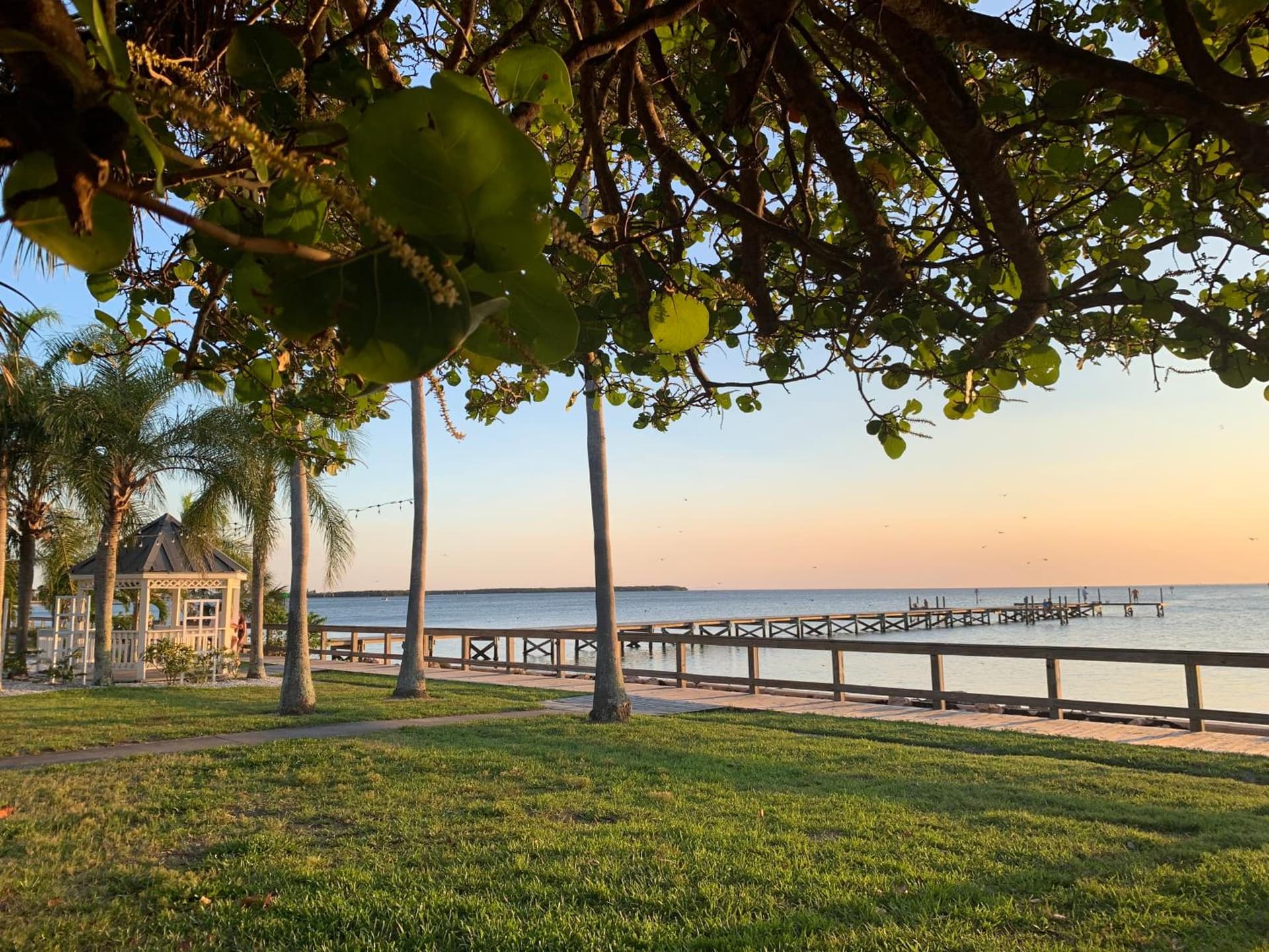 TAMPA BAY, BEACH step away, WIFI, FREE PARKING,POOLS, JACUZZI gallery photo in Ruskin, FL — image 35