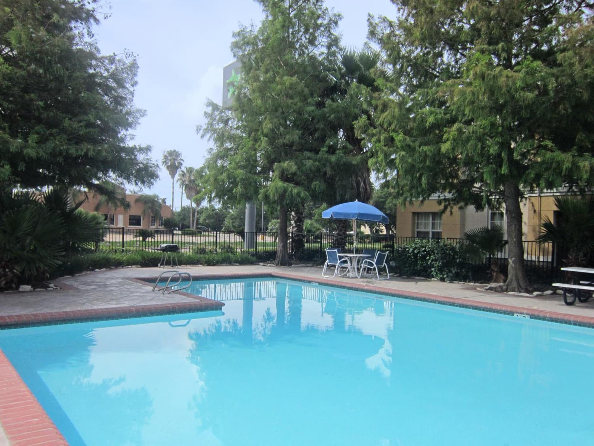 Sonesta Simply Suites Stafford - Sugarland - Houston interior in Stafford, TX — gallery photo 2