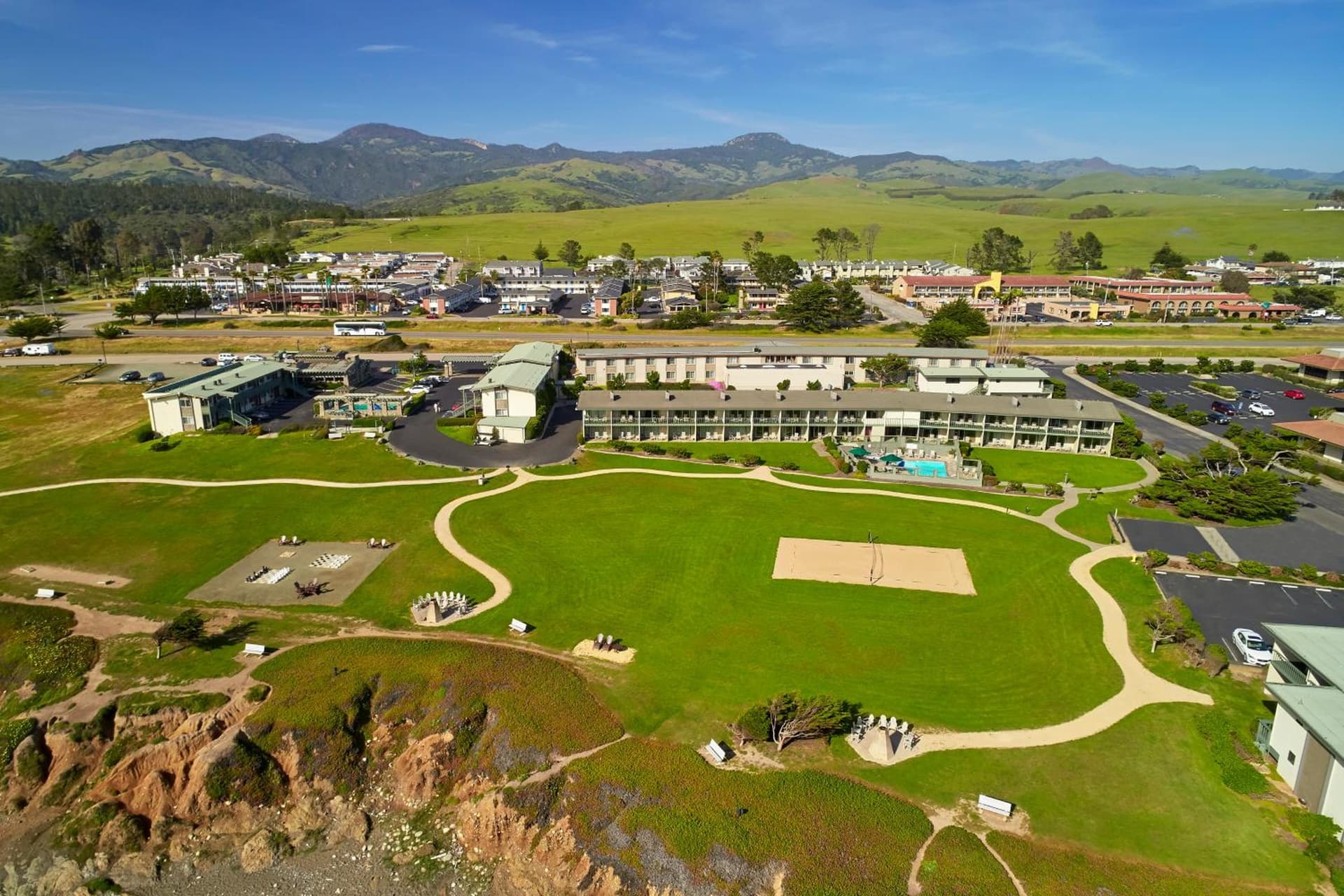 Cavalier Oceanfront Resort interior in San Simeon, CA — gallery photo 2
