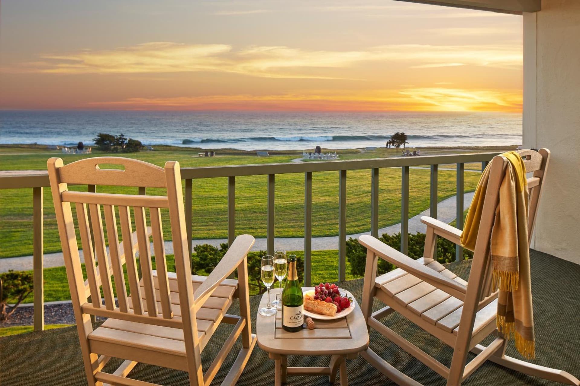 Cavalier Oceanfront Resort interior in San Simeon, CA — gallery photo 2