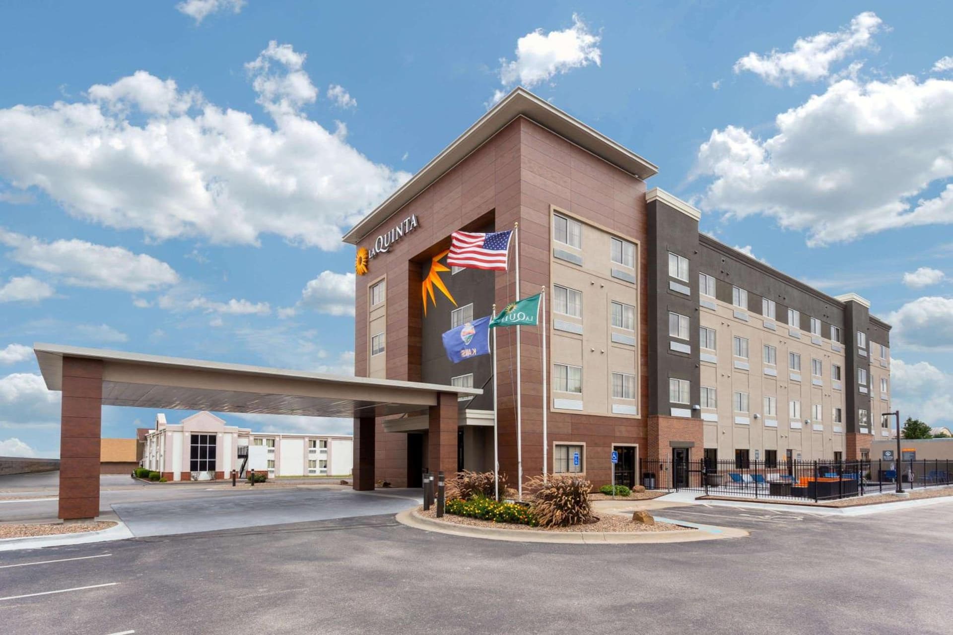 La Quinta by Wyndham Wichita Airport interior in Wichita, KS — gallery photo 2