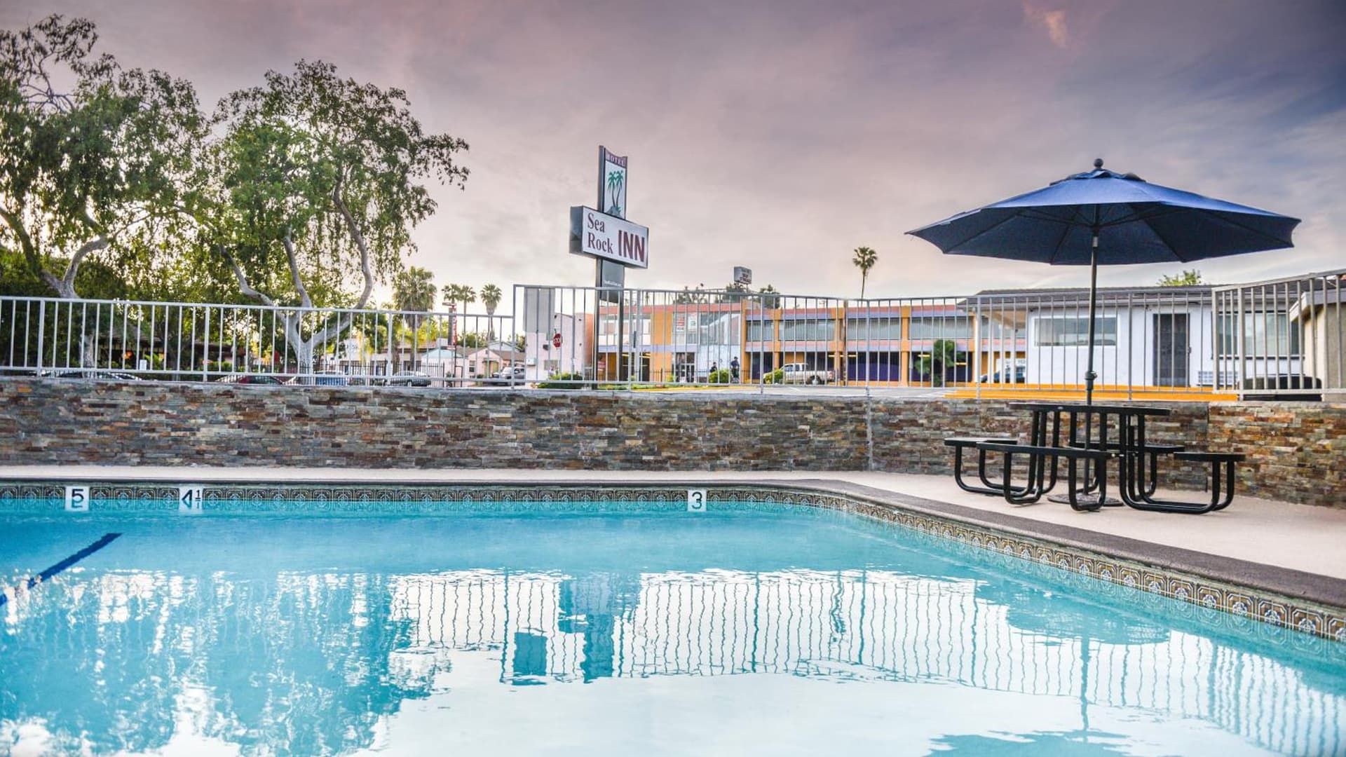 Sea Rock Inn - Long Beach interior in Long Beach, CA — gallery photo 2