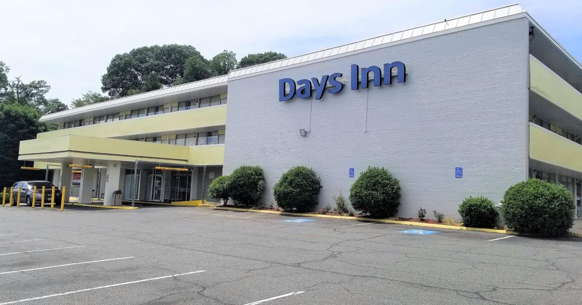 Days Inn by Wyndham Alexandria South interior in Alexandria, VA — gallery photo 2