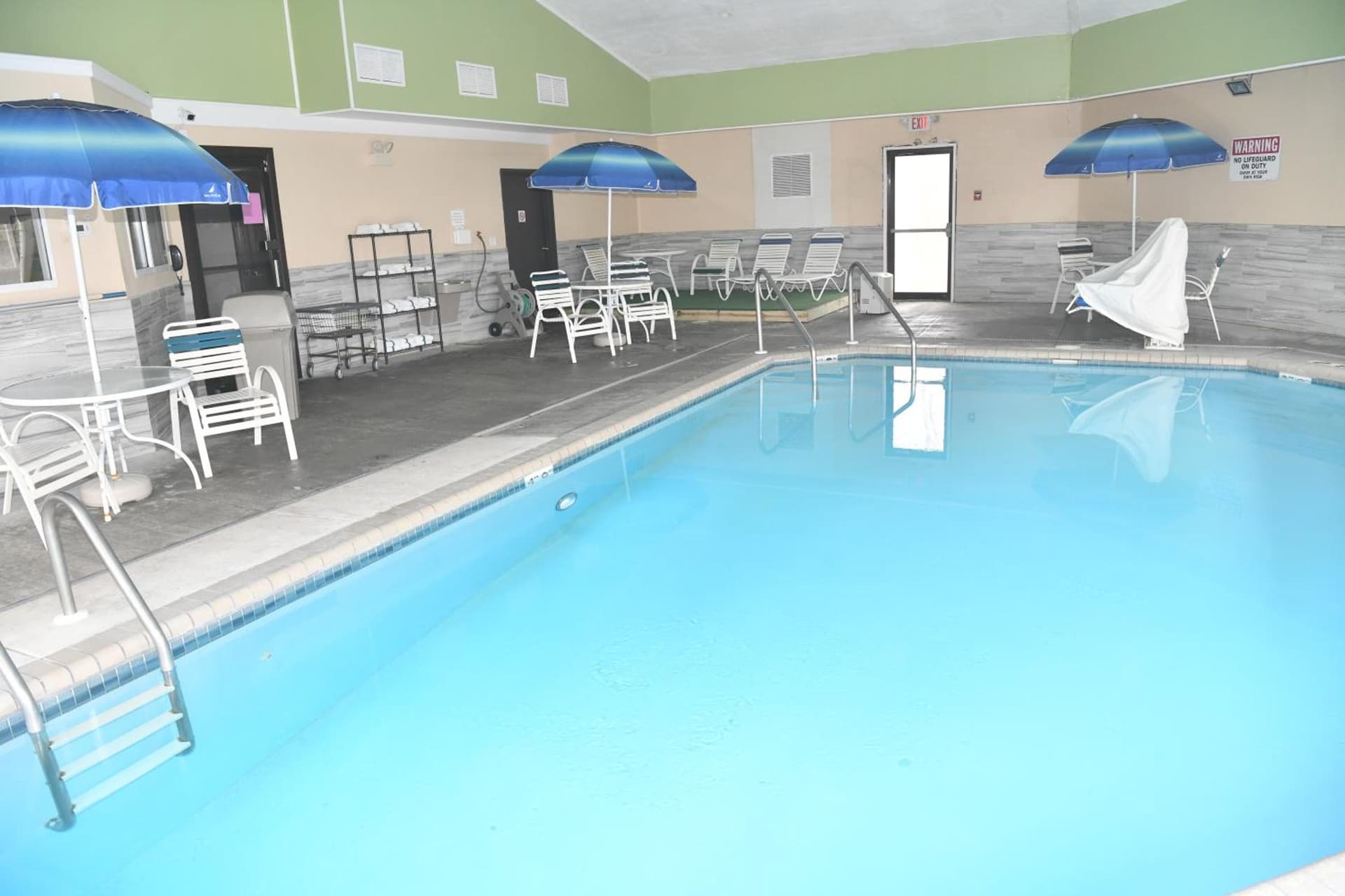 Days Inn & Suites by Wyndham Kaukauna WI interior in Kaukauna, WI — gallery photo 2