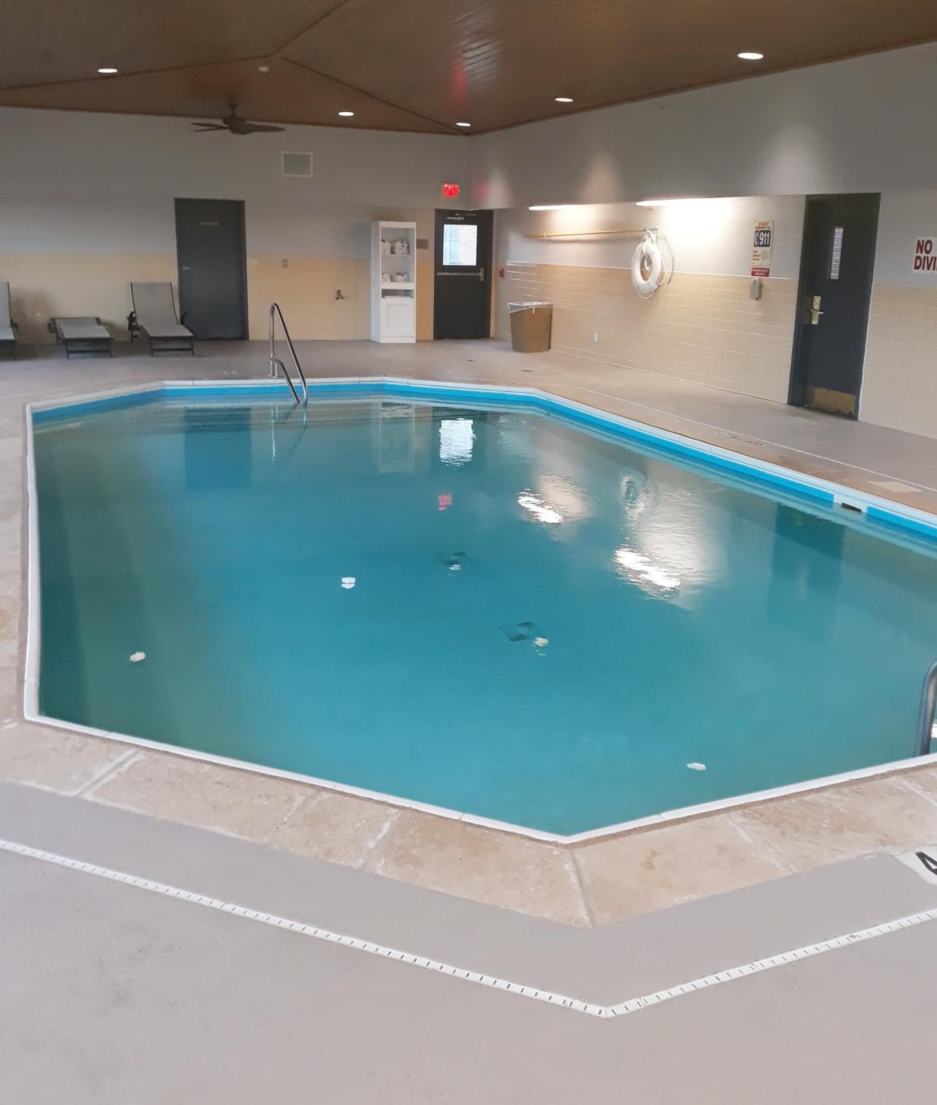 Country Inn & Suites by Radisson, DFW Airport South, TX interior in Irving, TX — gallery photo 2