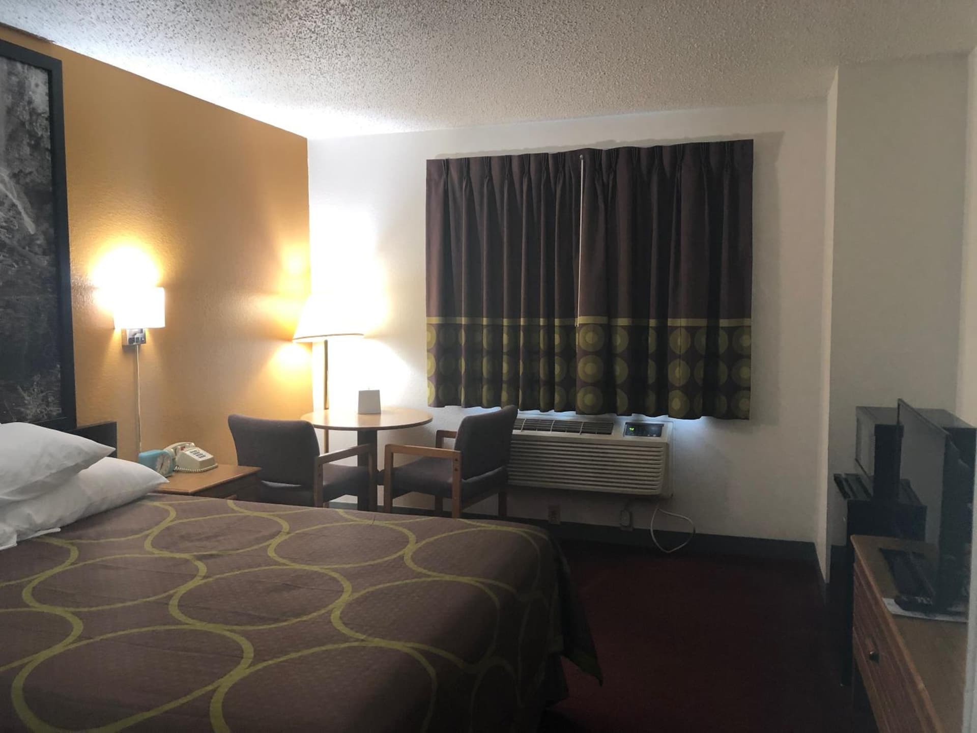 Super 8 by Wyndham Front Royal Near Shenandoah National Park gallery photo in Front Royal, VA — image 7