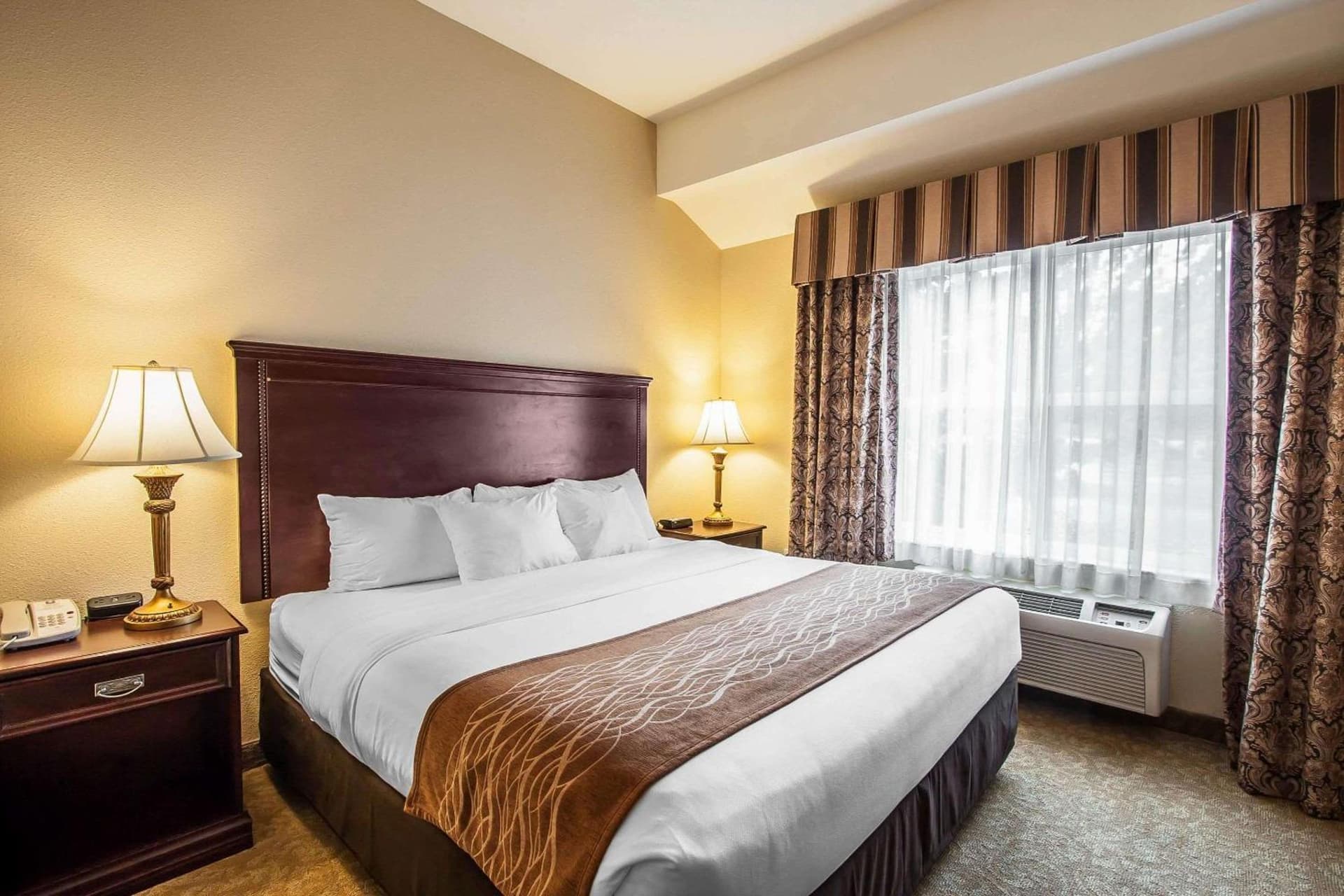 Comfort Inn & Suites McMinnville Wine Country interior in McMinnville, OR — gallery photo 2