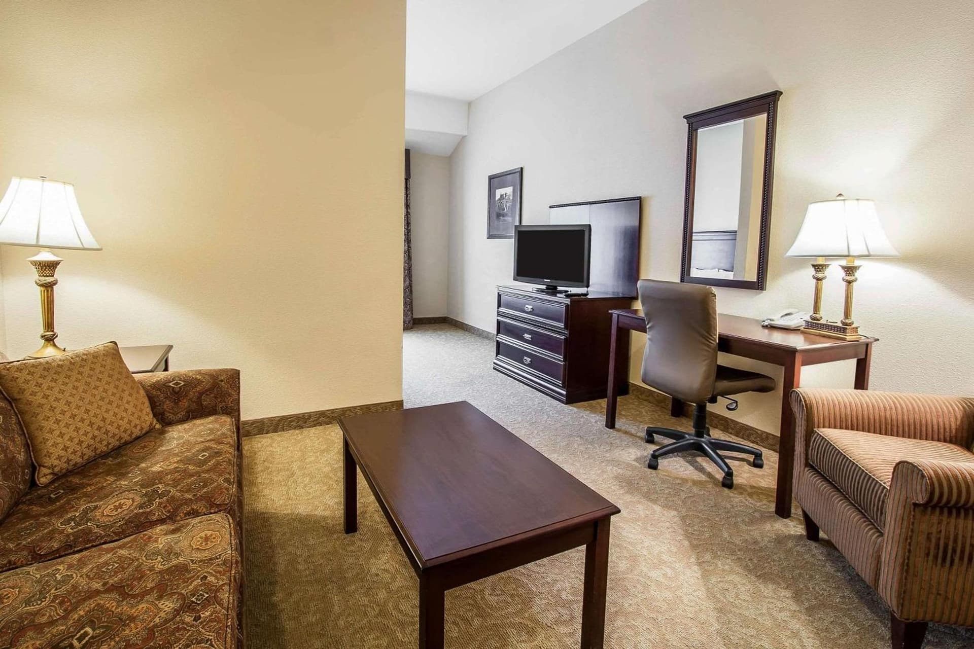 Comfort Inn & Suites McMinnville Wine Country property views in McMinnville, OR — gallery photo 3