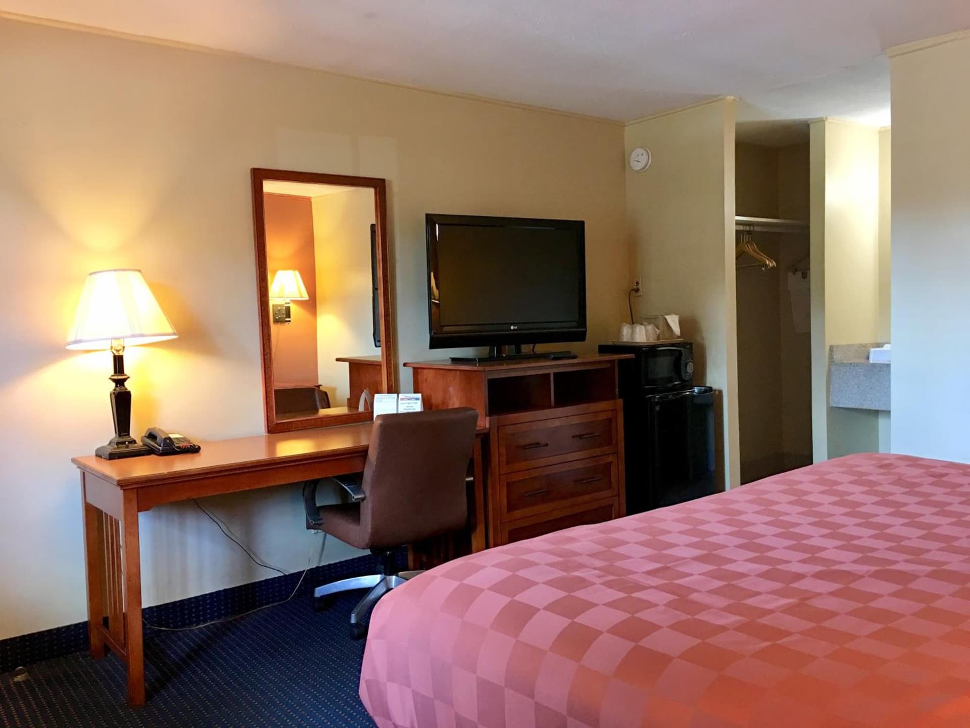 Red Carpet Inn - Stamford interior in Stamford, CT — gallery photo 2