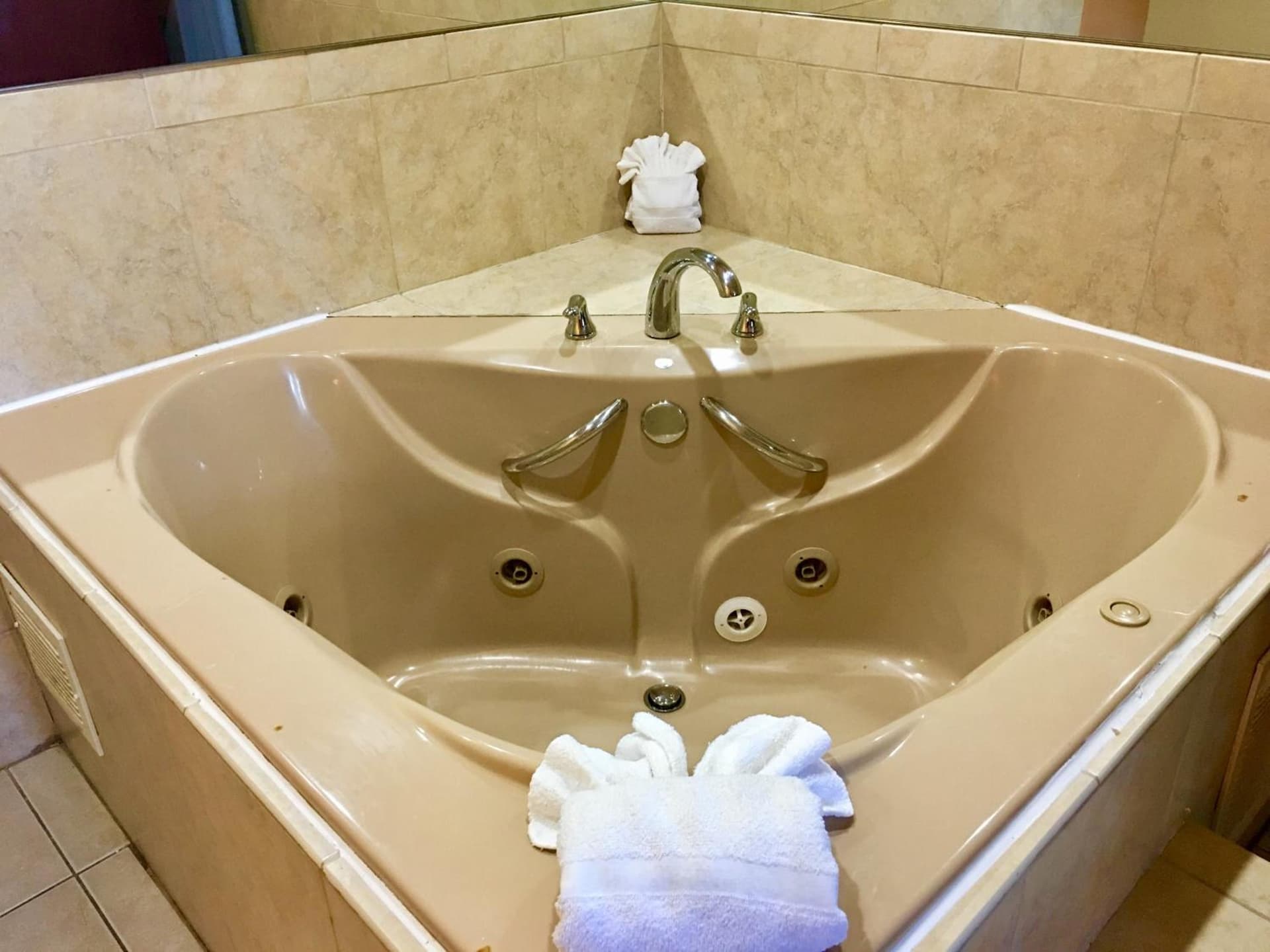 Red Carpet Inn - Stamford property views in Stamford, CT — gallery photo 3