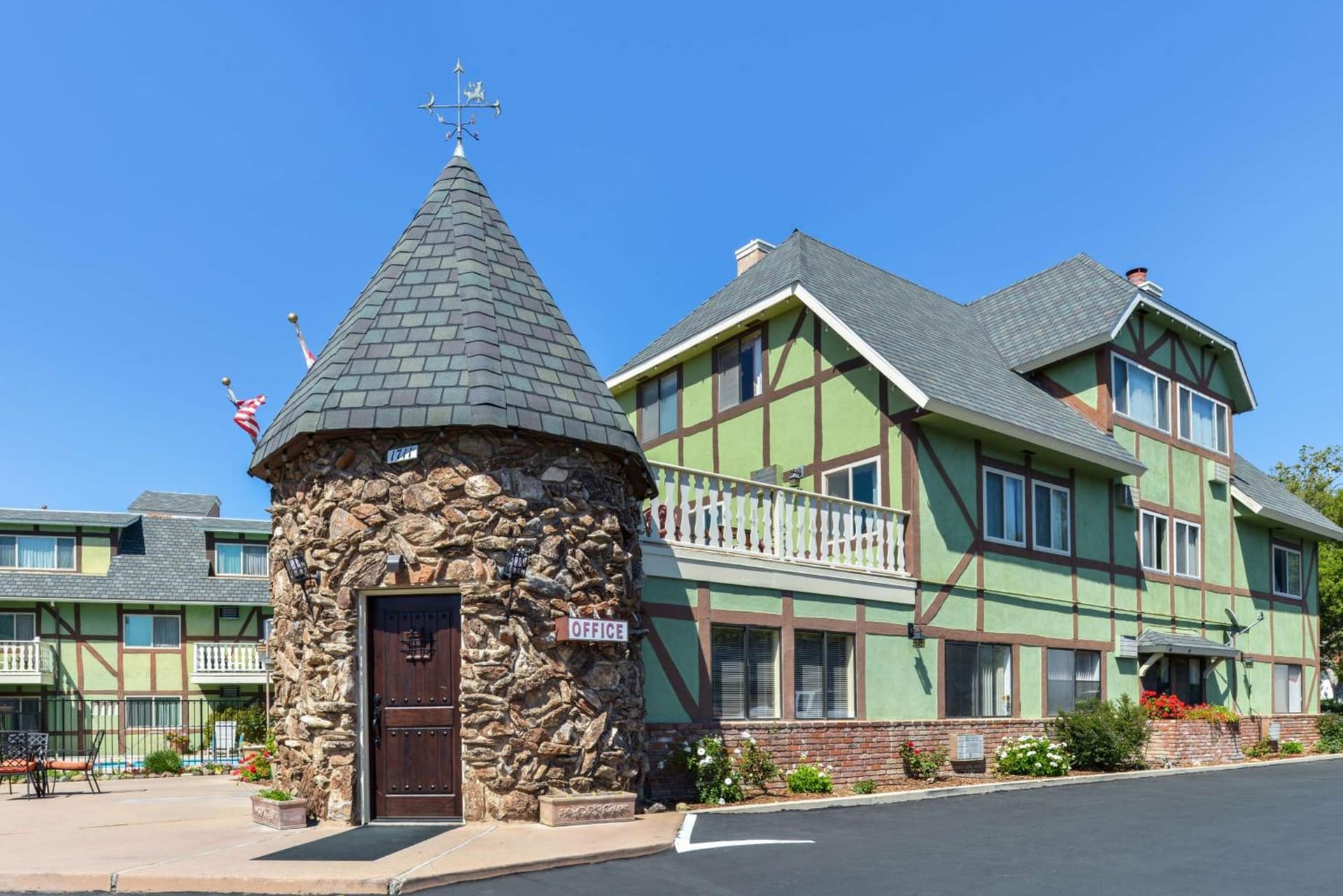 Svendsgaard's Lodge- Americas Best Value Inn & Suites interior in Solvang, CA — gallery photo 2